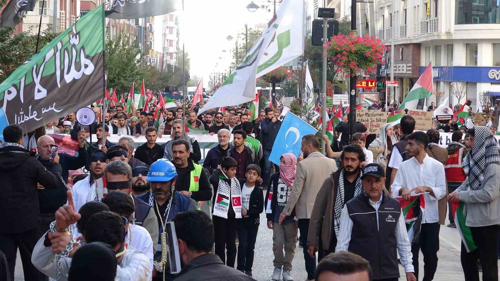 Van’da binlerce kişi Filistin için yürüdü