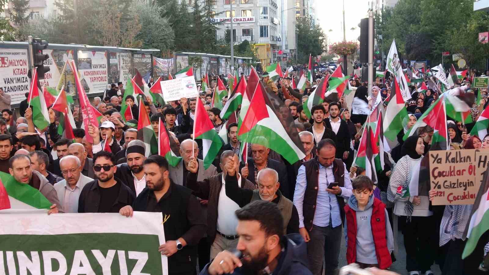 Van’da binlerce kişi Filistin için yürüdü