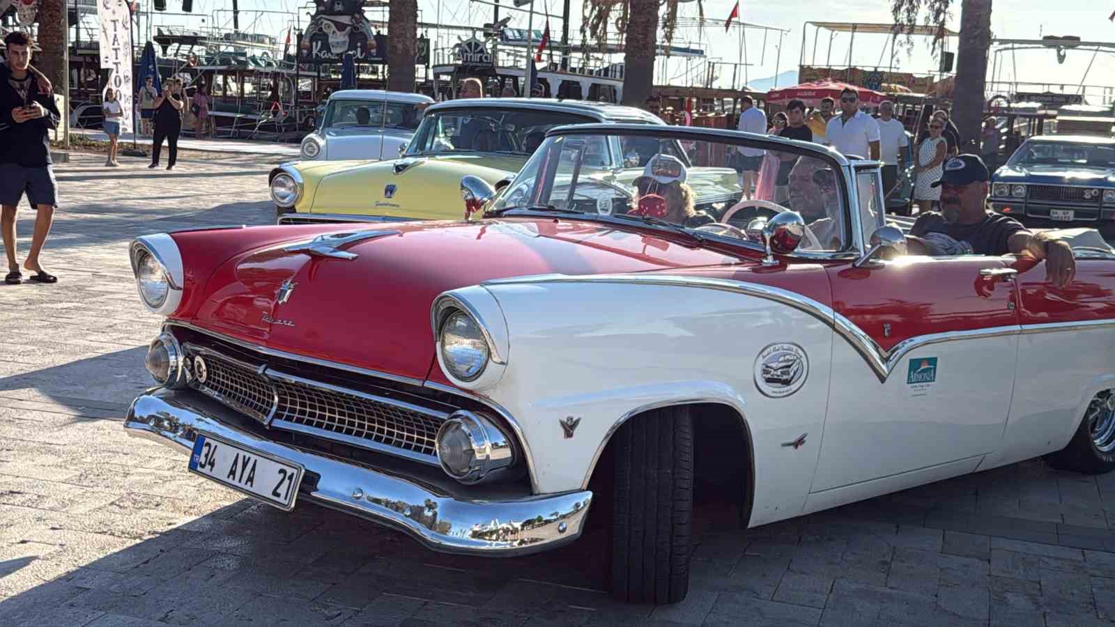 Bodrum’da klasik otomobiller nostalji rüzgarı estirdi