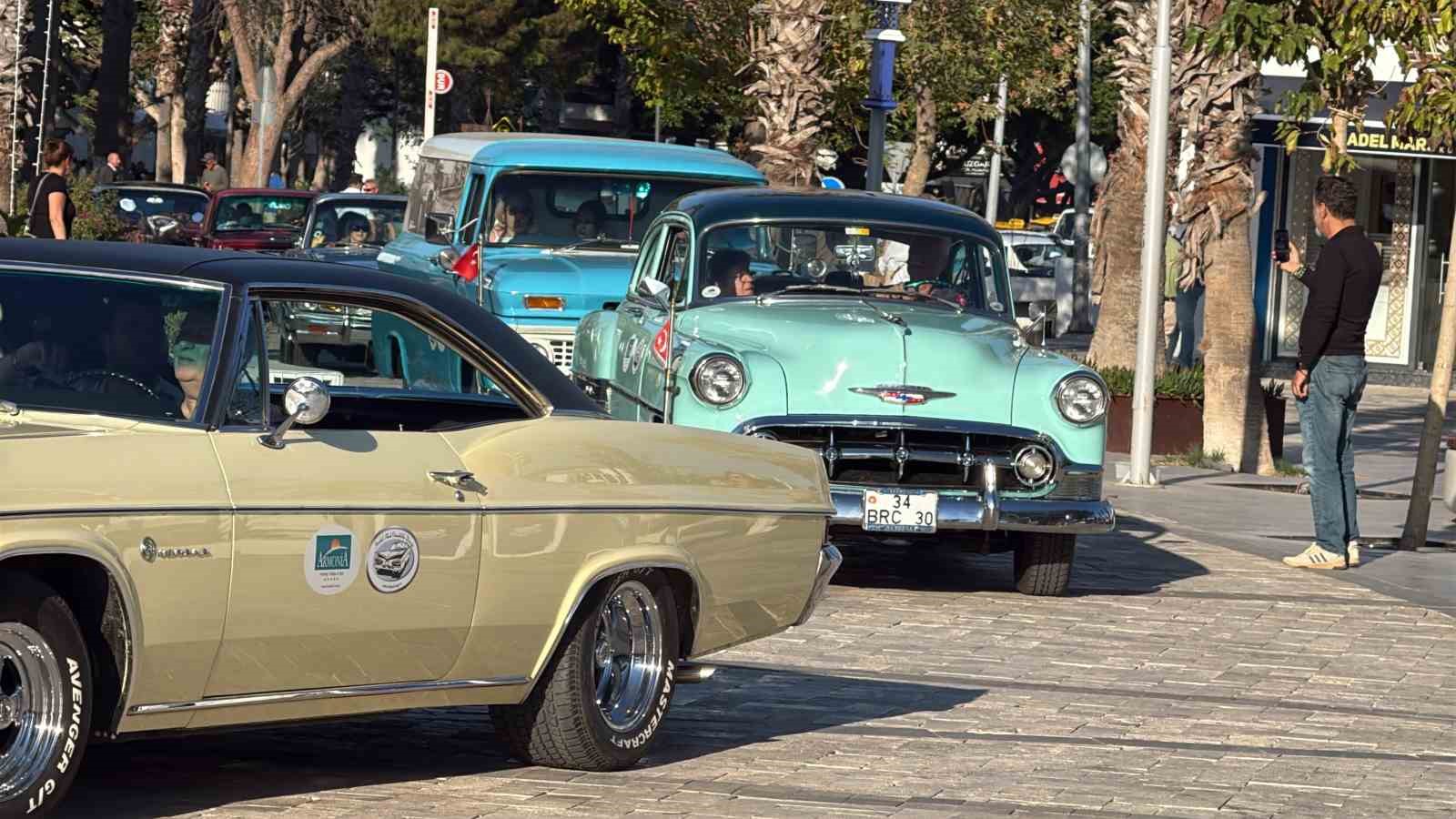 Bodrum’da klasik otomobiller nostalji rüzgarı estirdi