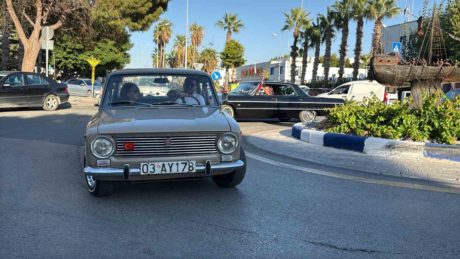 Bodrum’da klasik otomobiller nostalji rüzgarı estirdi