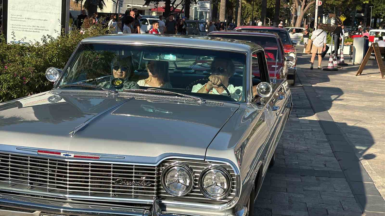 Bodrum’da klasik otomobiller nostalji rüzgarı estirdi