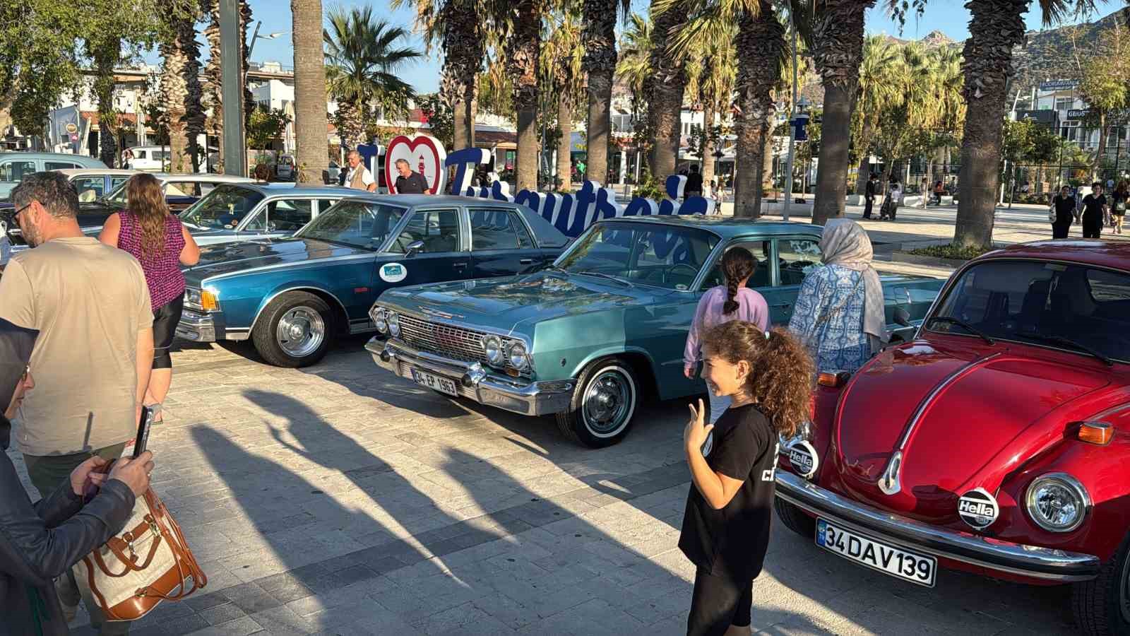 Bodrum’da klasik otomobiller nostalji rüzgarı estirdi