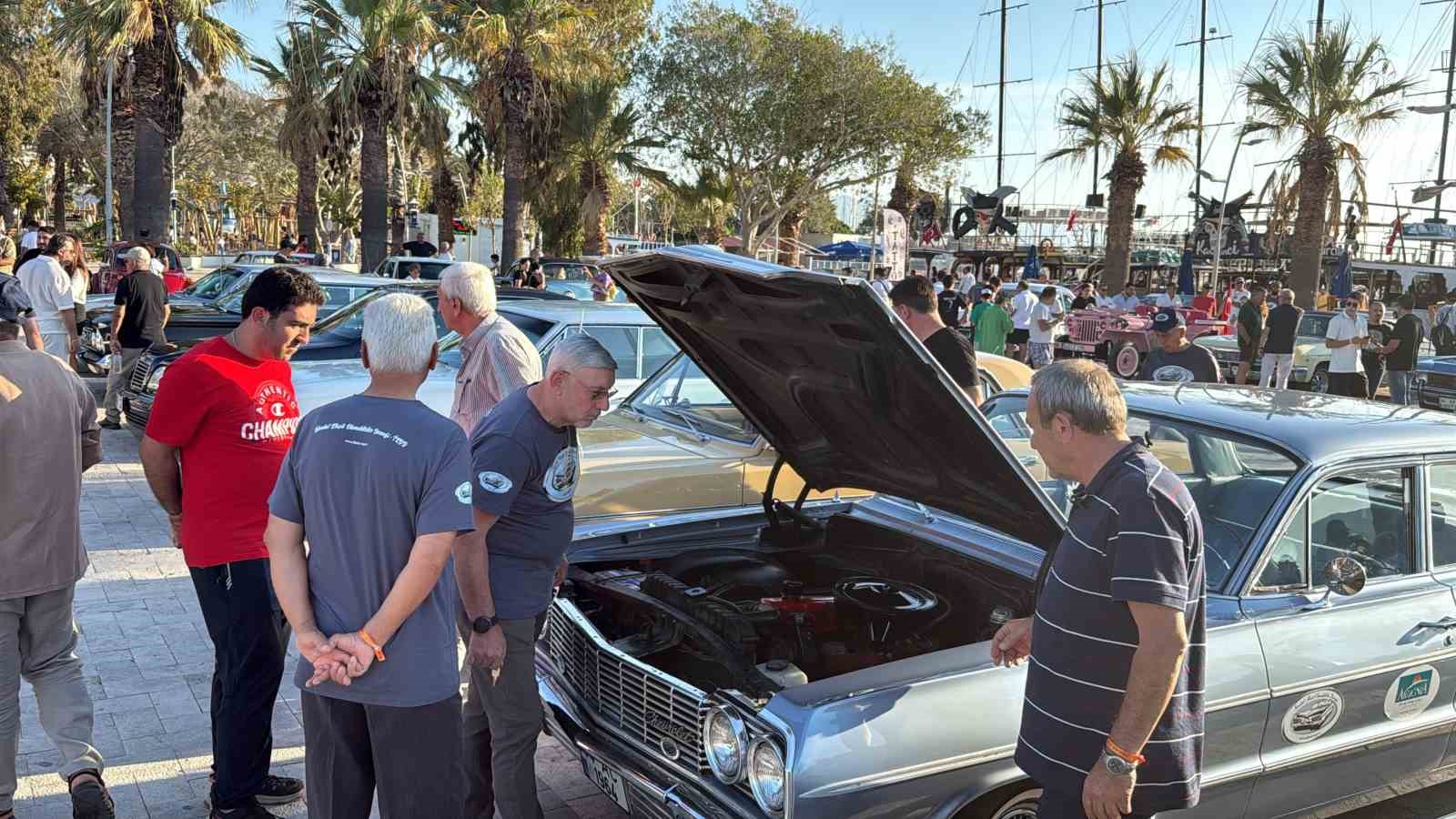 Bodrum’da klasik otomobiller nostalji rüzgarı estirdi