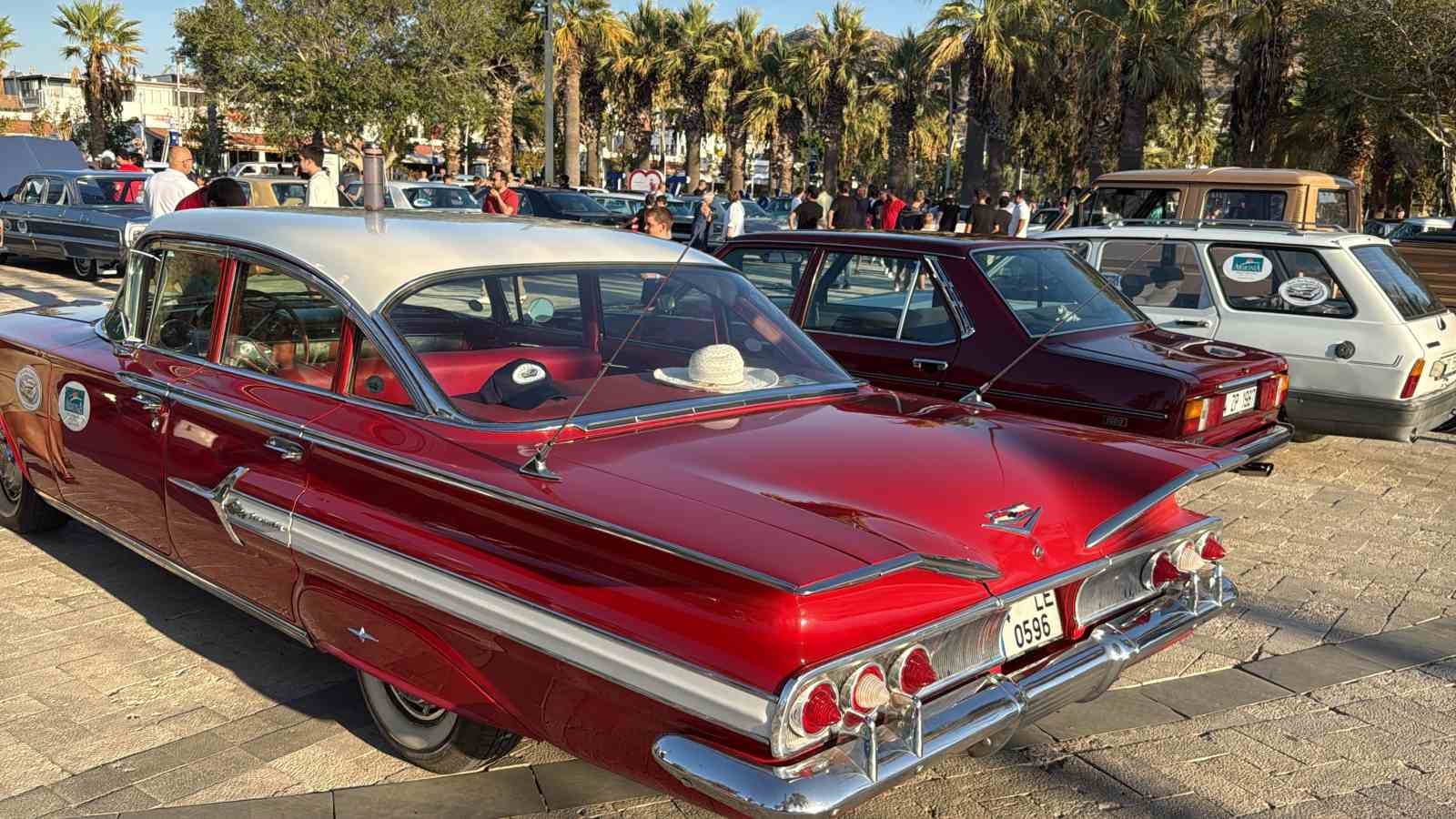 Bodrum’da klasik otomobiller nostalji rüzgarı estirdi