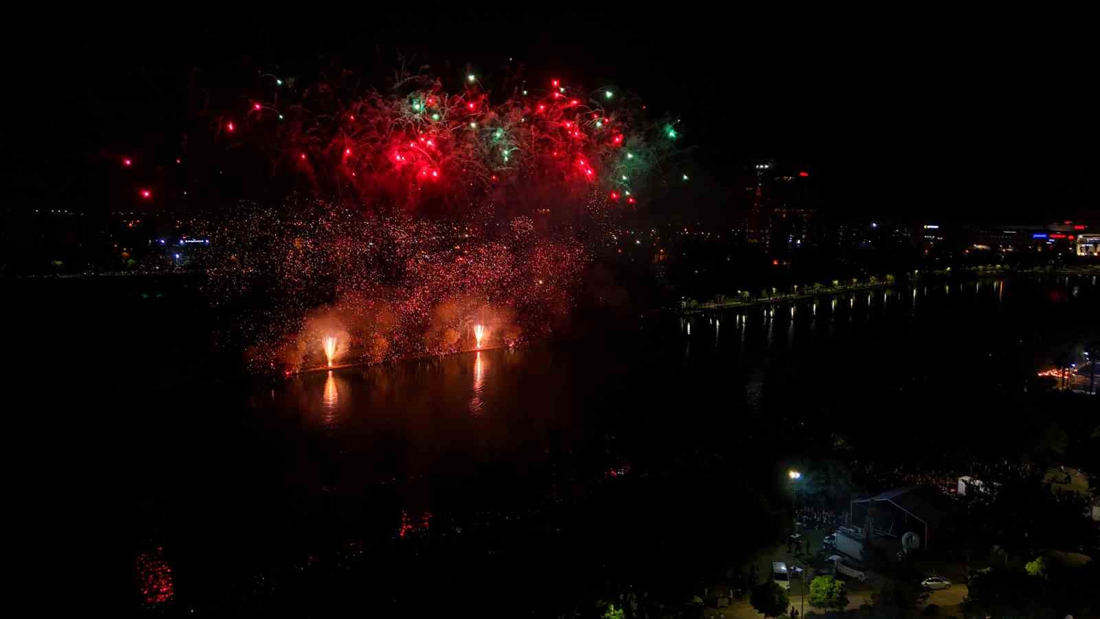 Adana’da dron, lazer ve havai fişek gösterisi görsel şölen oluşturdu