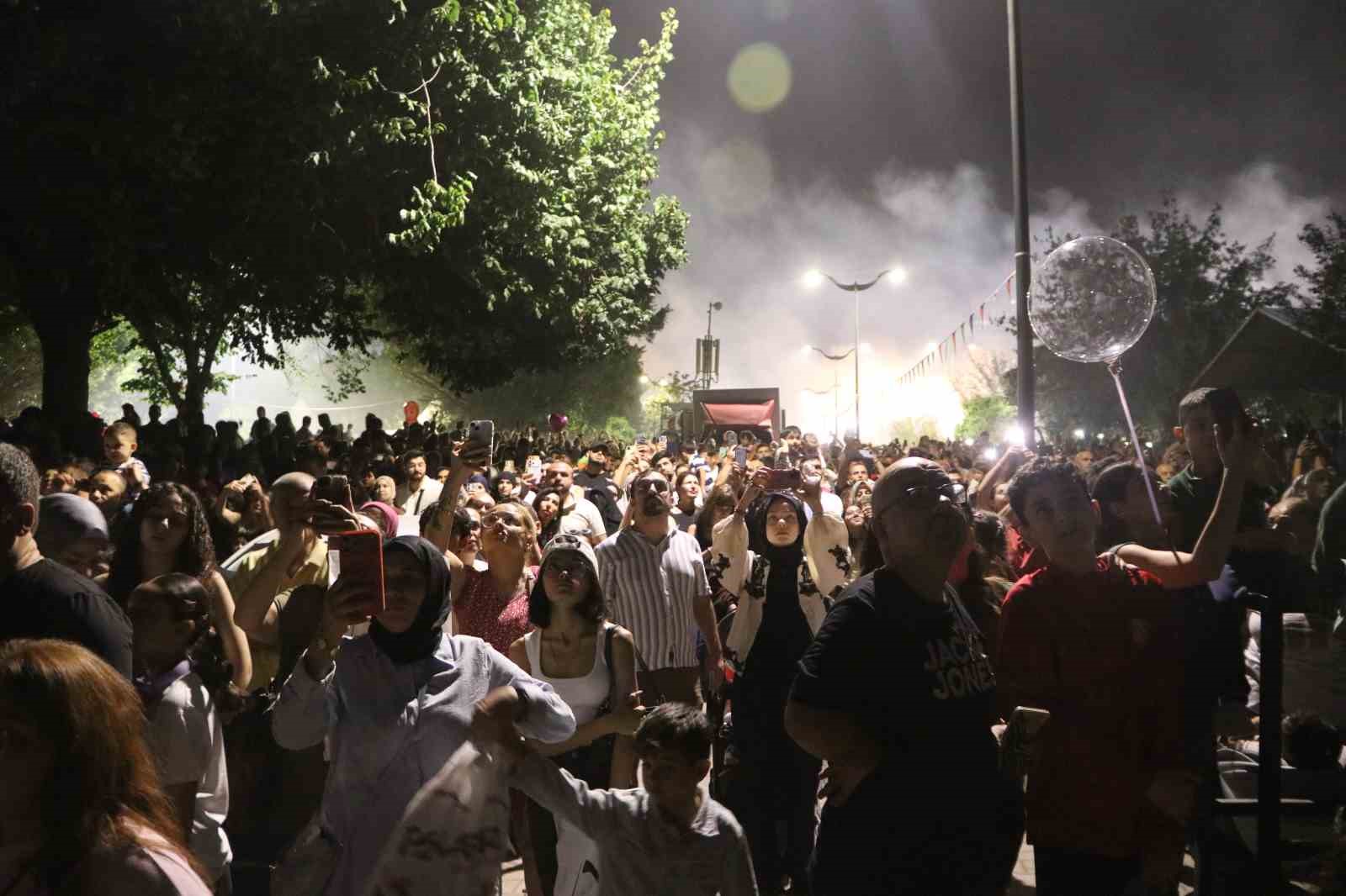 Adana’da dron, lazer ve havai fişek gösterisi görsel şölen oluşturdu