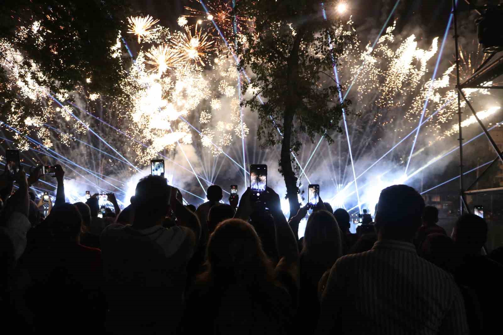 Adana’da dron, lazer ve havai fişek gösterisi görsel şölen oluşturdu