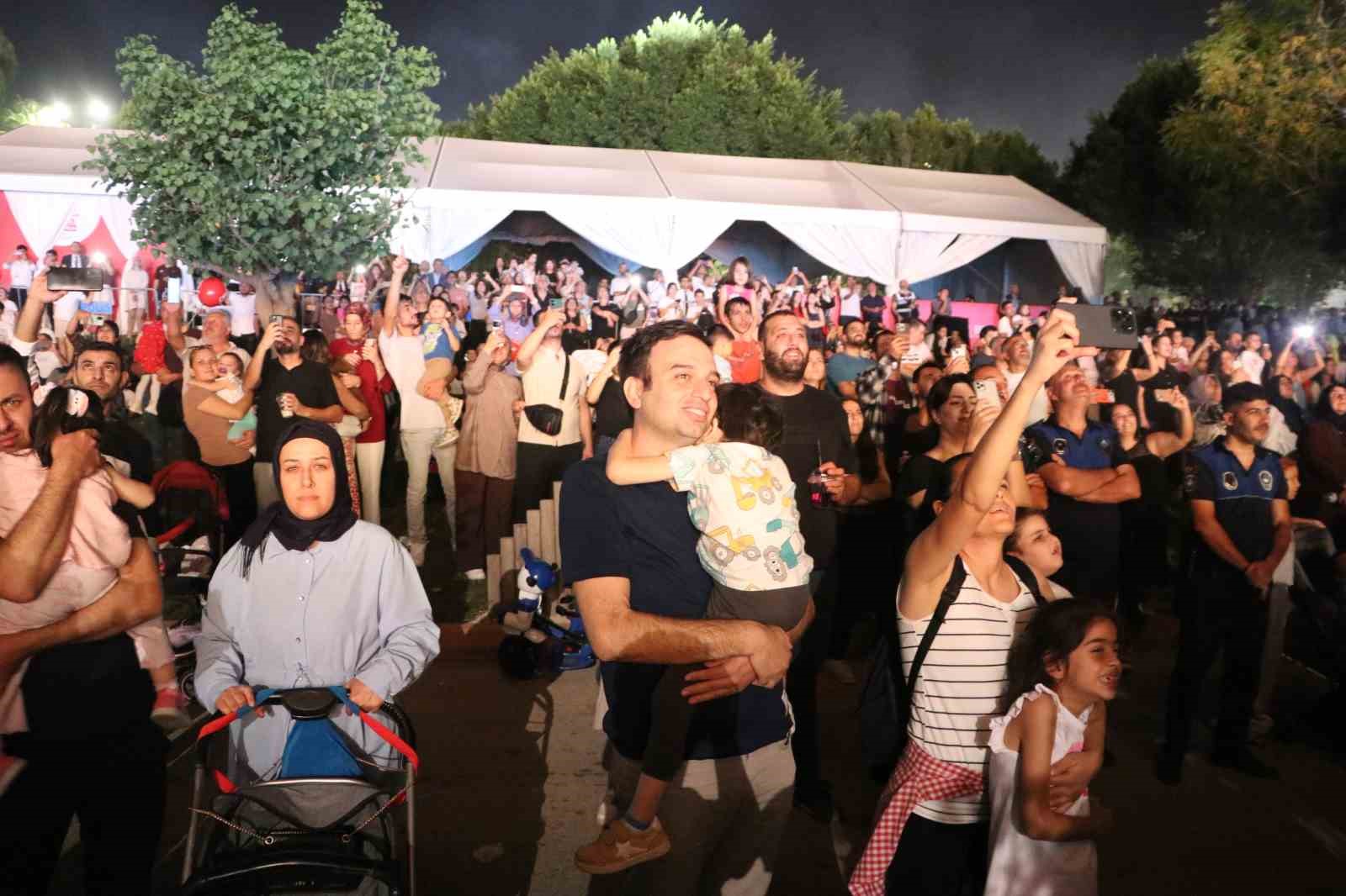 Adana’da dron, lazer ve havai fişek gösterisi görsel şölen oluşturdu