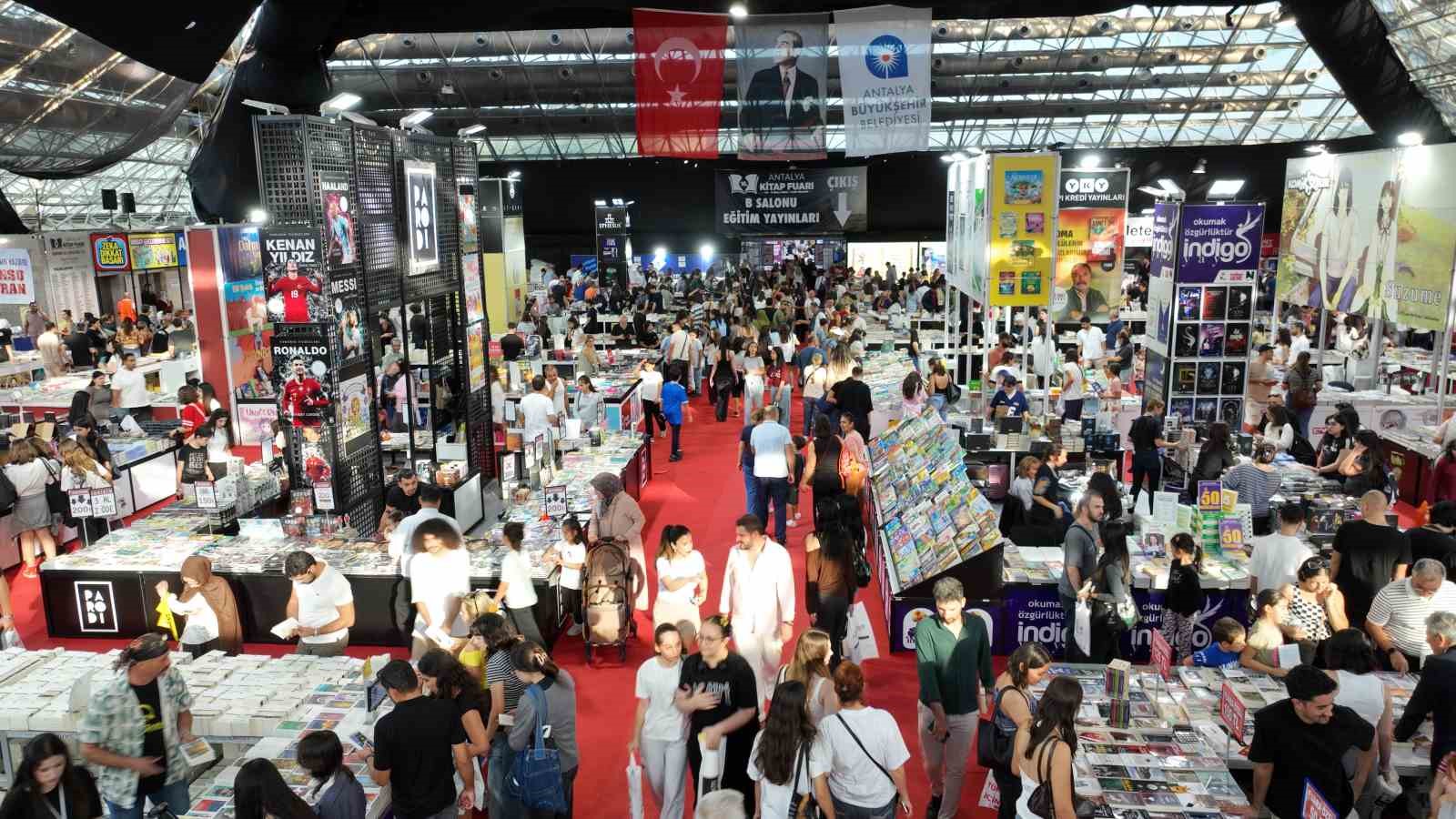 16. Antalya Kitap Fuarı’nda 67 yazar kitaplarını imzaladı