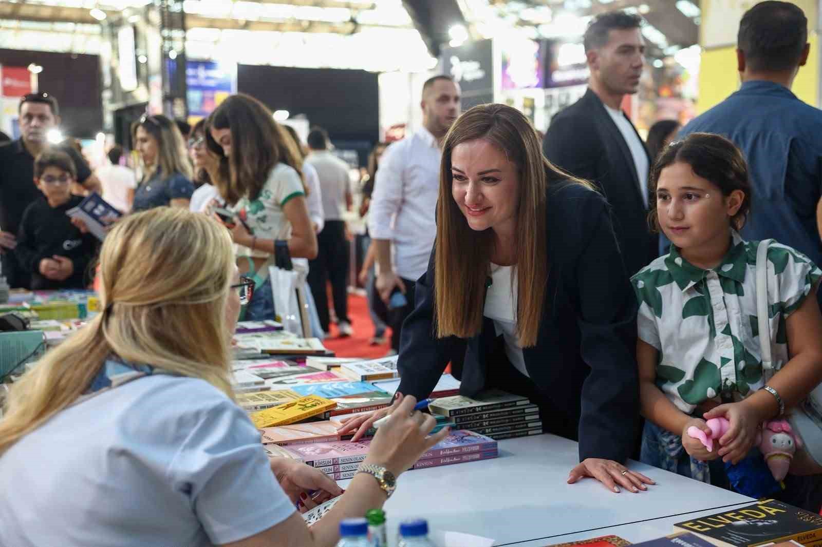 16. Antalya Kitap Fuarı’nda 67 yazar kitaplarını imzaladı