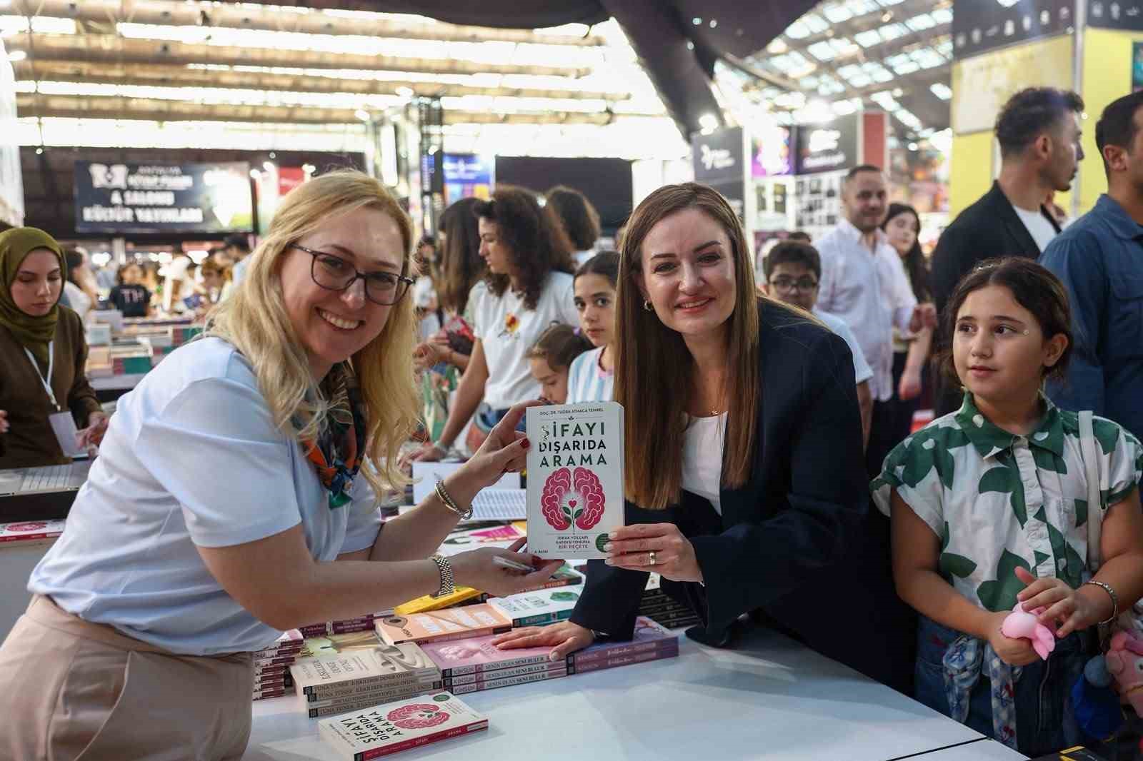16. Antalya Kitap Fuarı’nda 67 yazar kitaplarını imzaladı