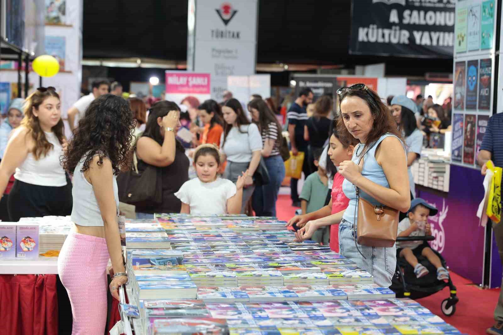 16. Antalya Kitap Fuarı’nda 67 yazar kitaplarını imzaladı