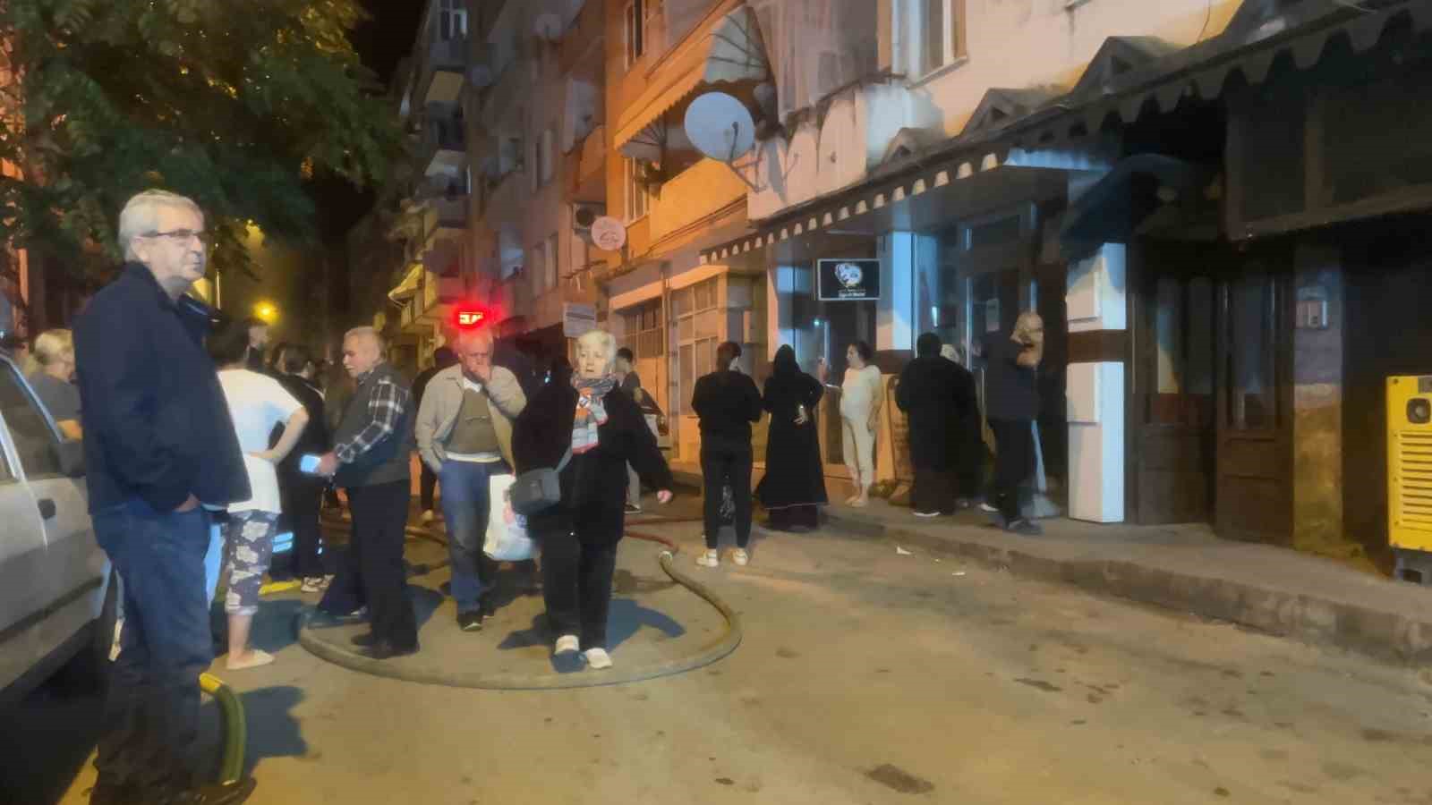Bursa’da balkonunda çıkan yangın eve sıçramadan söndürüldü