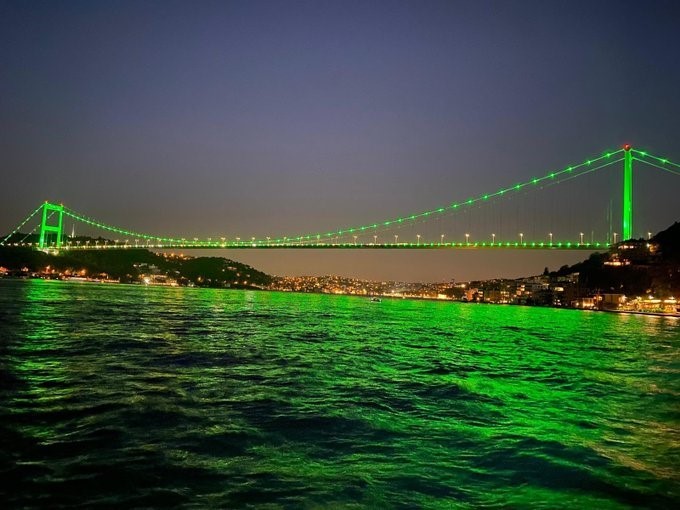 Fatih Sultan Mehmet Köprüsü ve Çamlıca Kulesi yeşil ışıklar ile aydınlatıldı