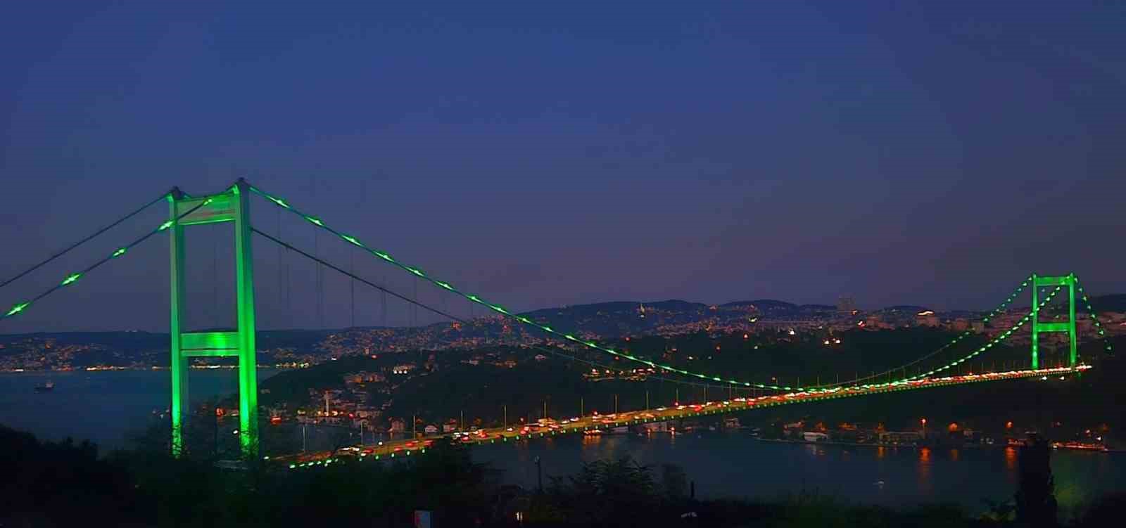 Fatih Sultan Mehmet Köprüsü ve Çamlıca Kulesi yeşil ışıklar ile aydınlatıldı