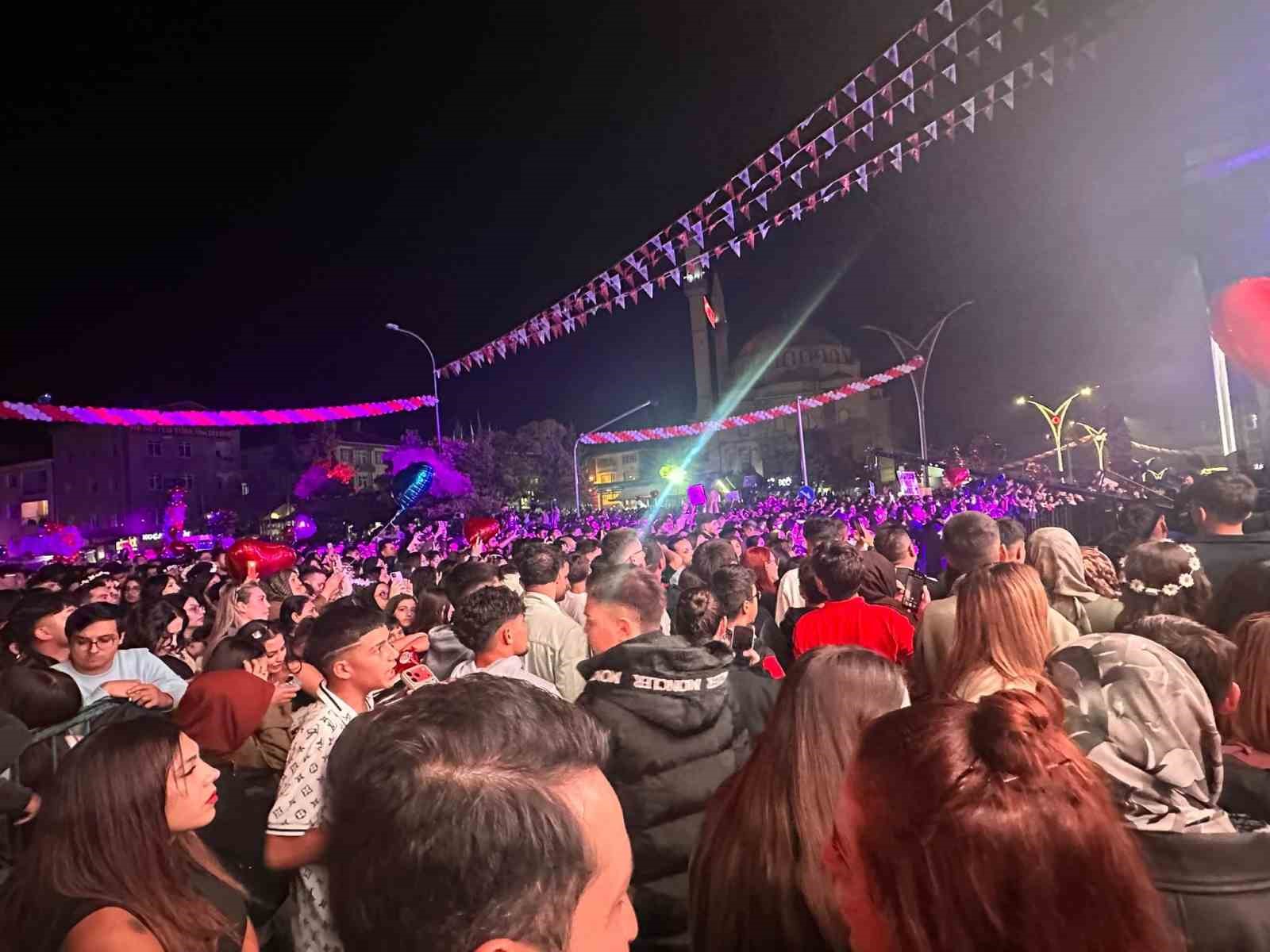 Kaman Ceviz Festivali’nde Ece Seçkin ve Poizi rüzgarı esti