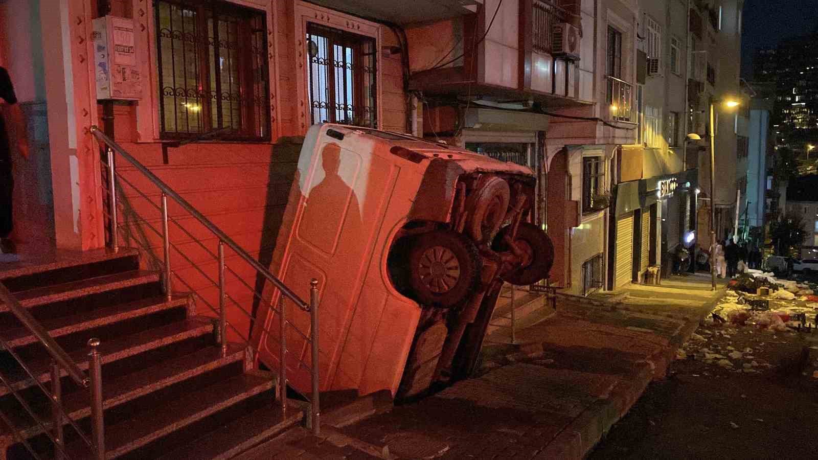 Şişli’de pazarcının panelvanı tezgahlara çarparak apartman boşluğuna düştü