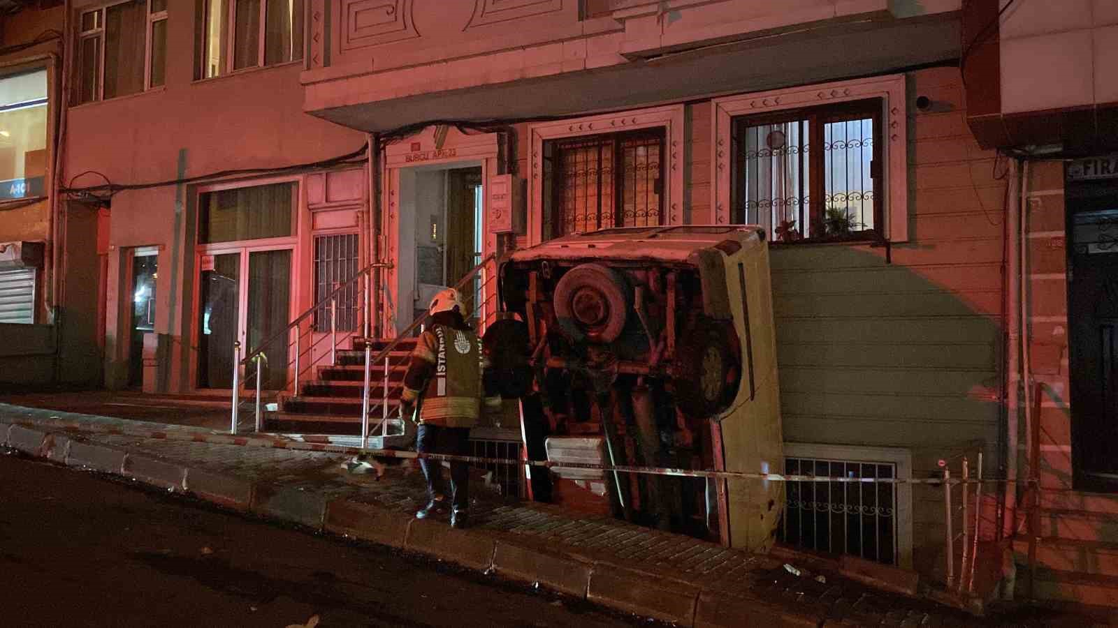 Şişli’de pazarcının panelvanı tezgahlara çarparak apartman boşluğuna düştü
