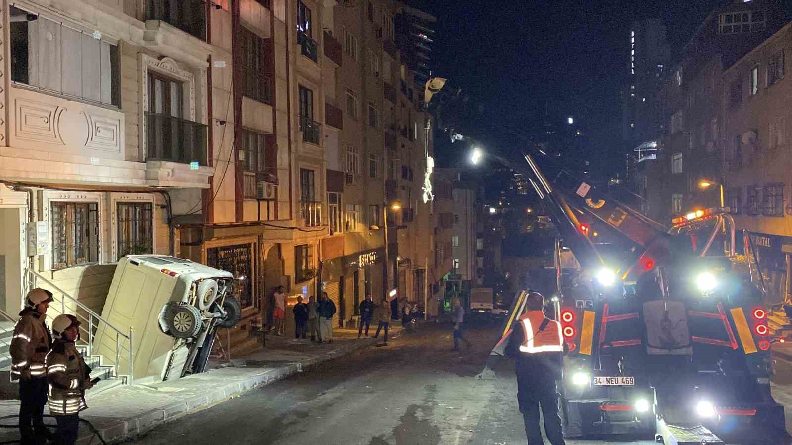 Şişli’de pazarcının panelvanı tezgahlara çarparak apartman boşluğuna düştü