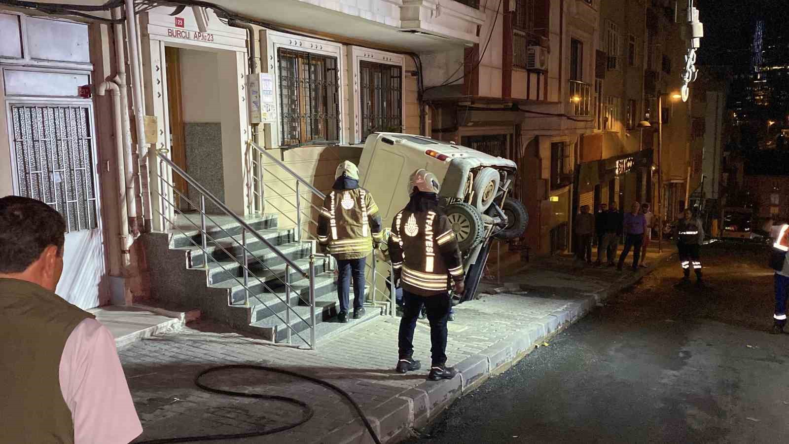 Şişli’de pazarcının panelvanı tezgahlara çarparak apartman boşluğuna düştü