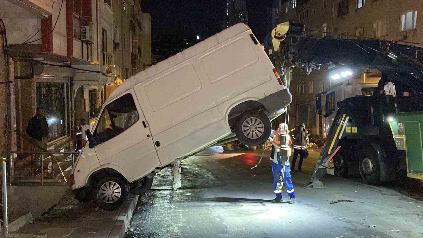 Şişli’de pazarcının panelvanı tezgahlara çarparak apartman boşluğuna düştü