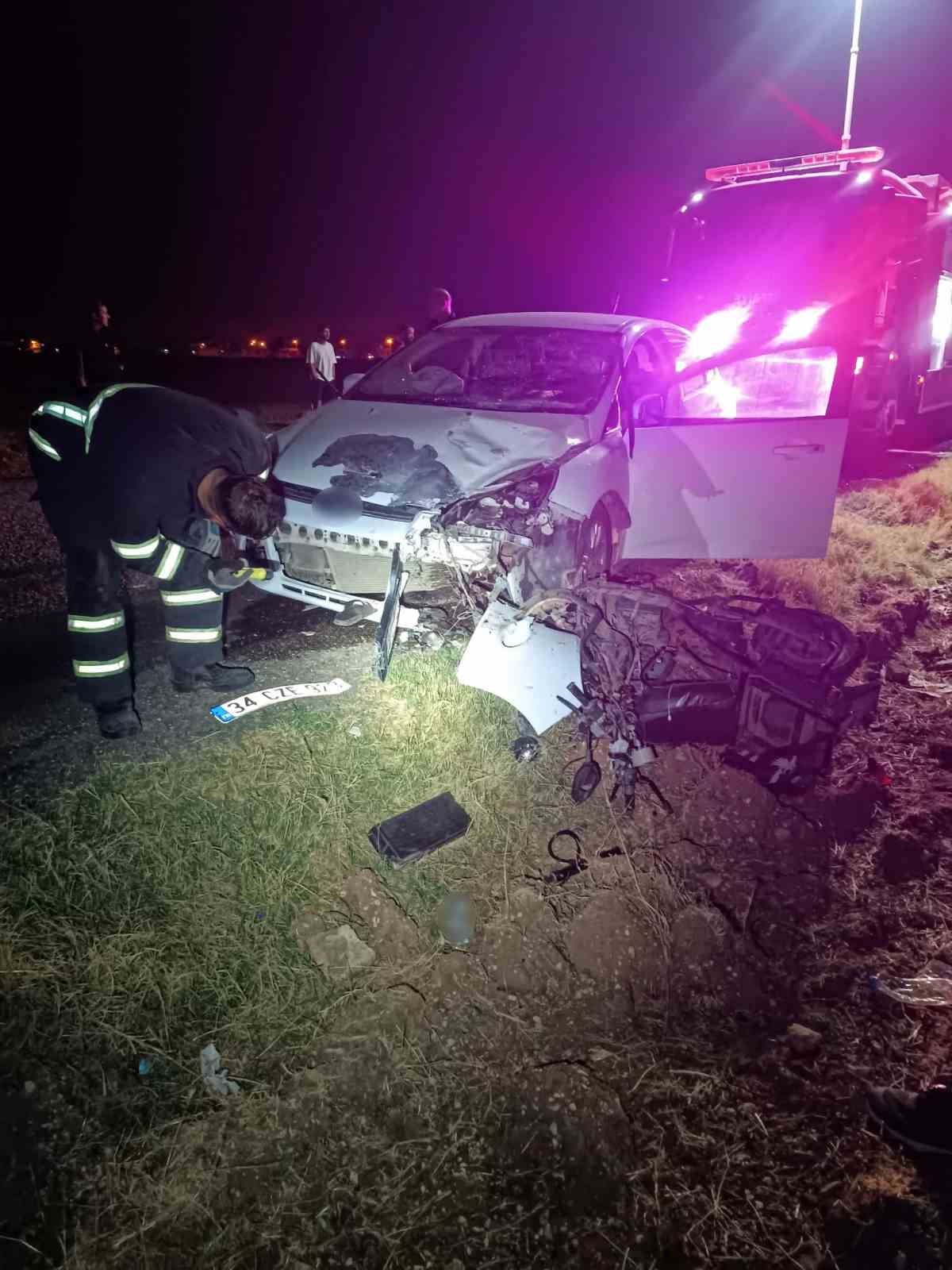 Mardin’de otomobil motosikletle çarpıştı: 1’i ağır 2 yaralı