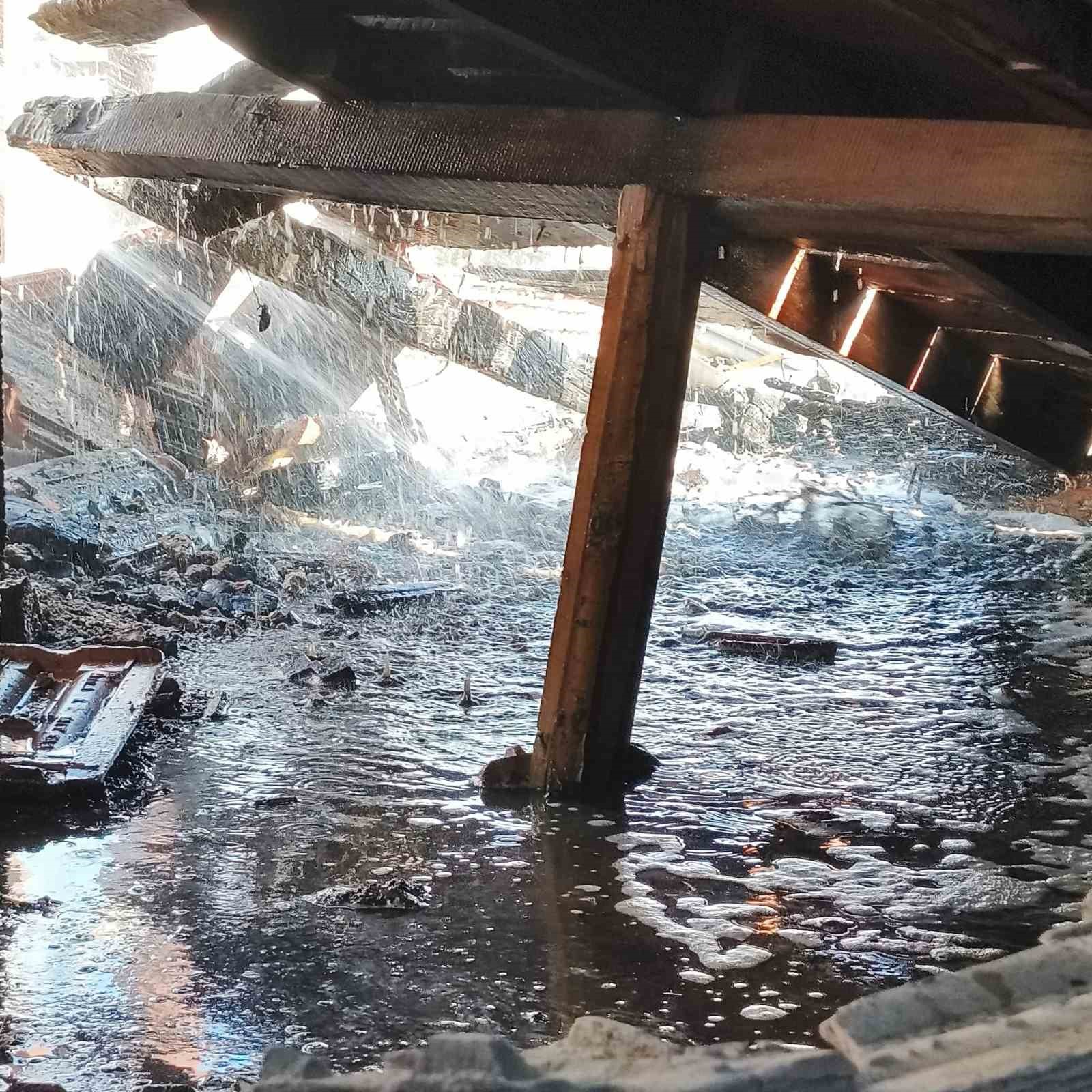 Çivril’de eski belediye binasında yangın çıktı