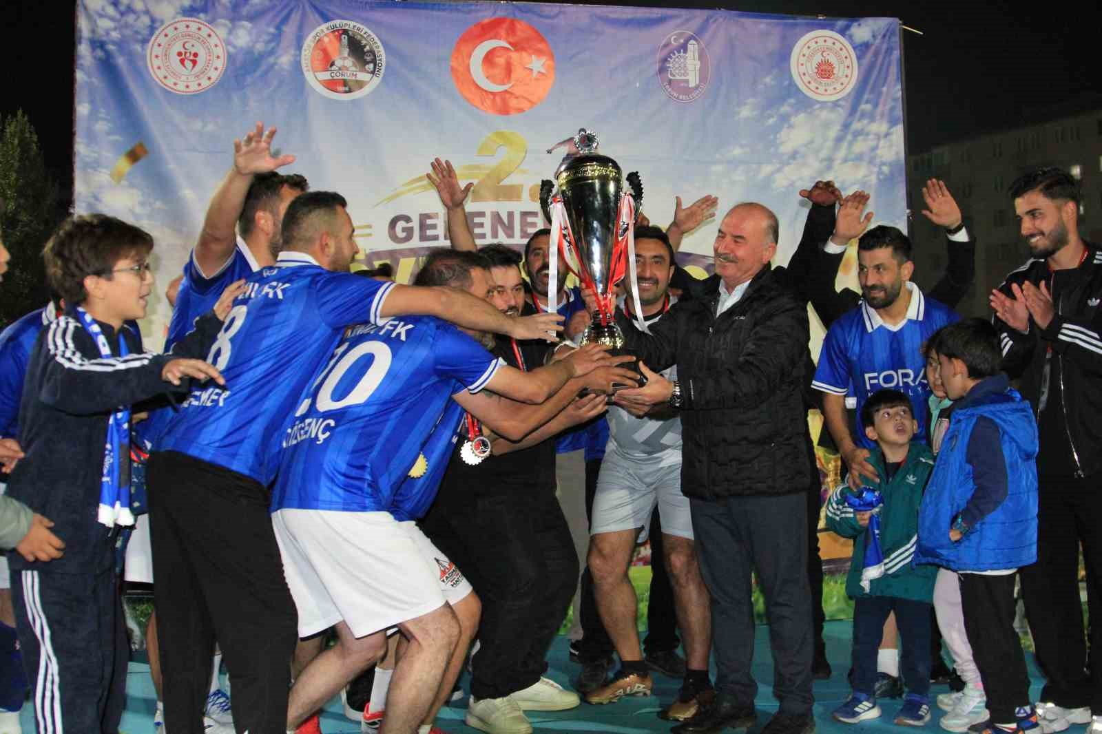 Çorum’da 65 köyün futbol mücadelesi: Şampiyonluğu halay çekilerek kutladılar