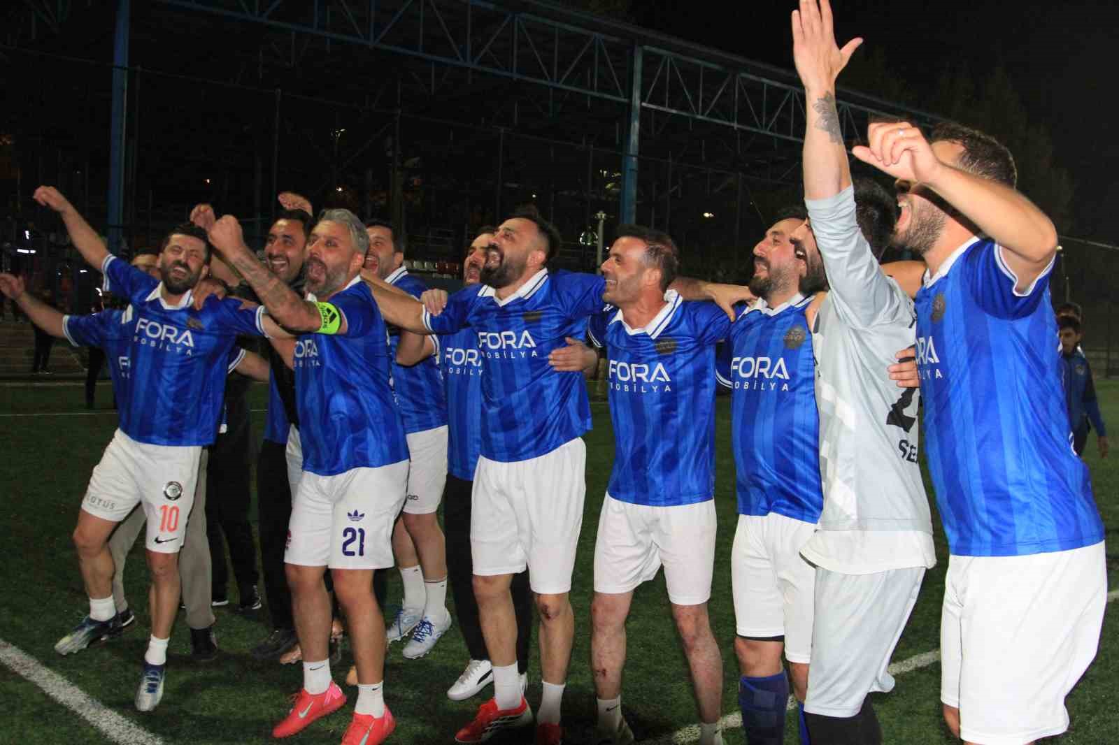 Çorum’da 65 köyün futbol mücadelesi: Şampiyonluğu halay çekilerek kutladılar