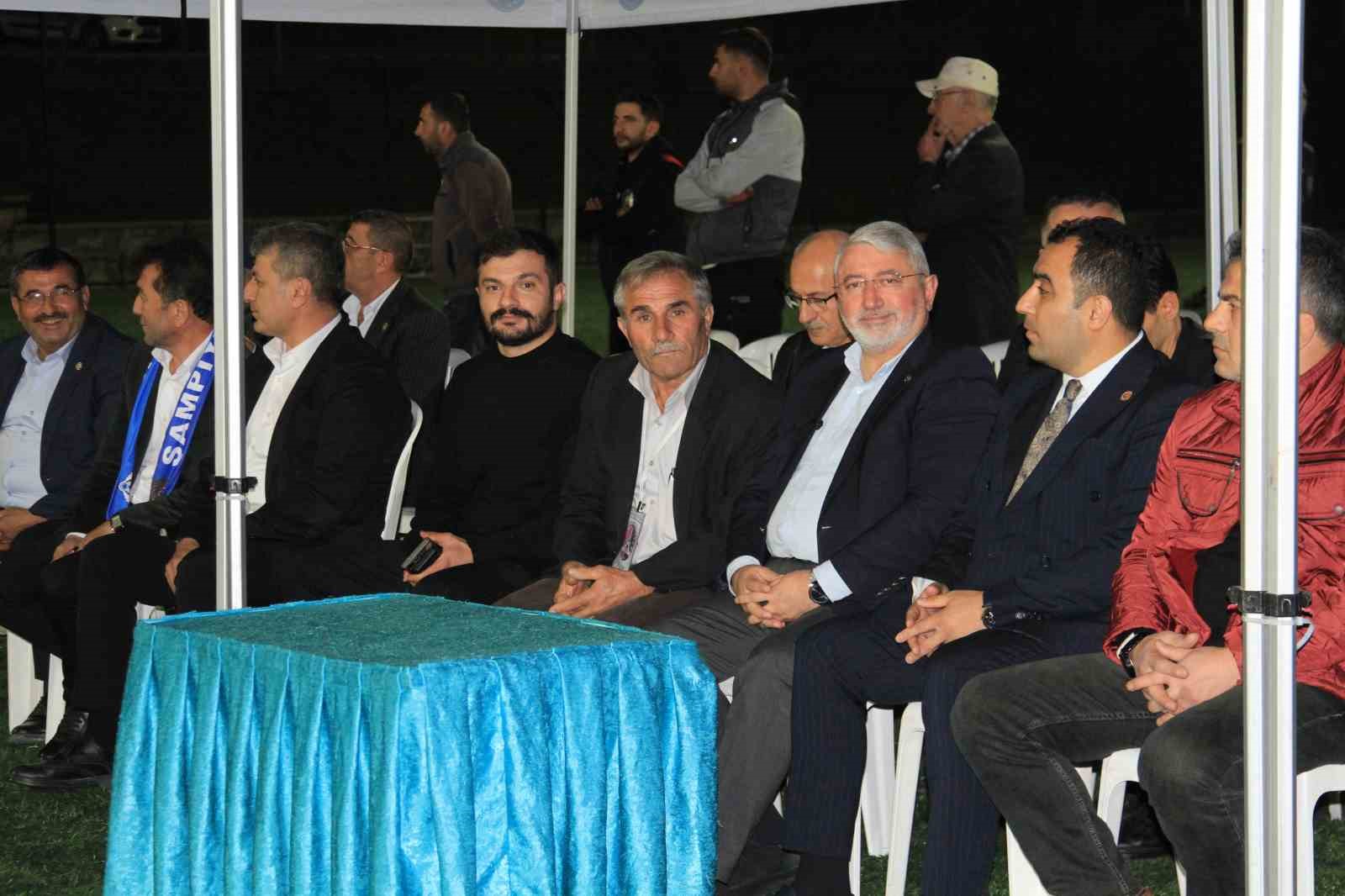 Çorum’da 65 köyün futbol mücadelesi: Şampiyonluğu halay çekilerek kutladılar