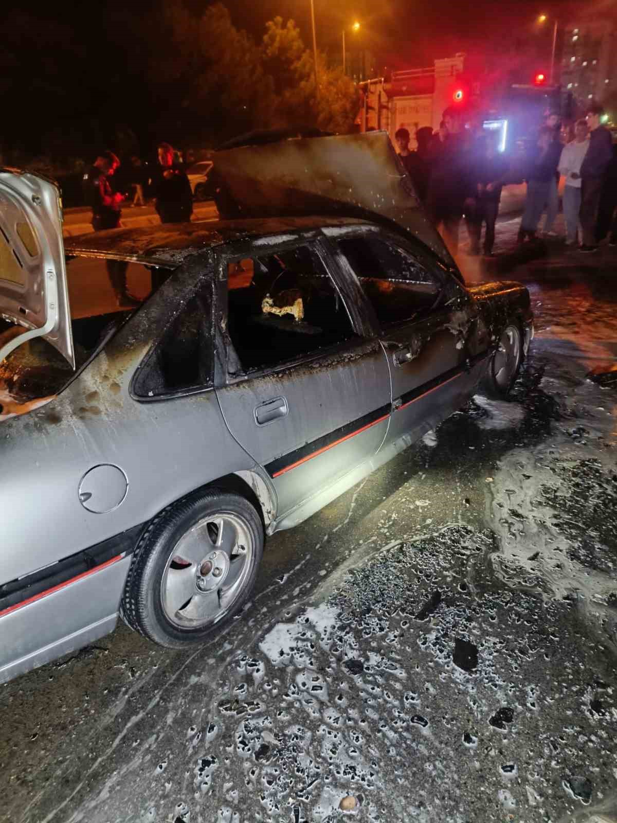 Kayseri’de park halindeki otomobil alev alev yandı