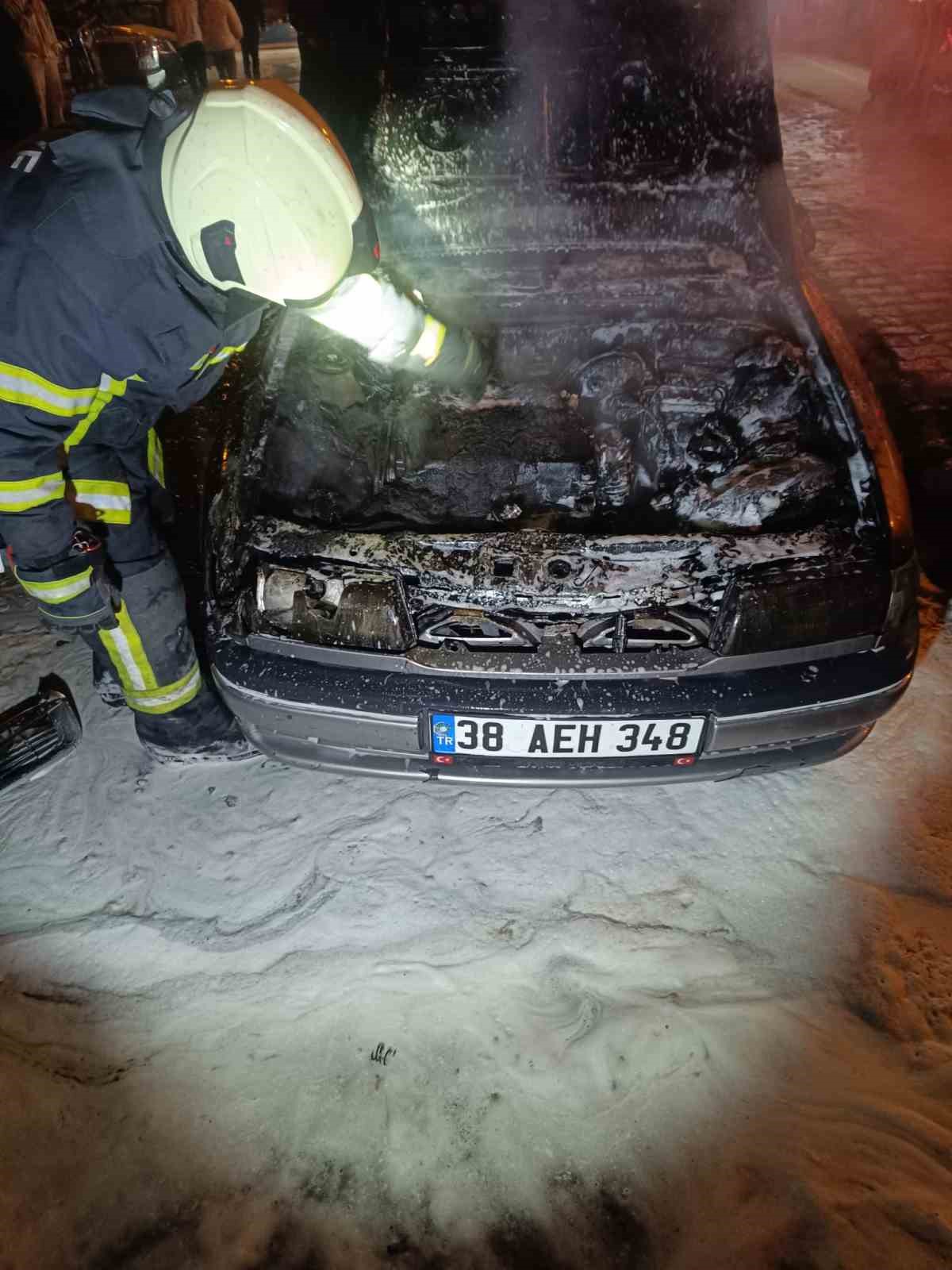 Kayseri’de park halindeki otomobil alev alev yandı