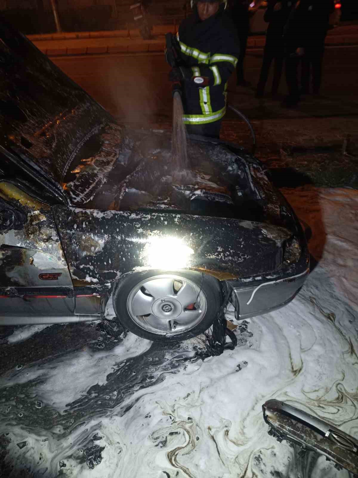 Kayseri’de park halindeki otomobil alev alev yandı