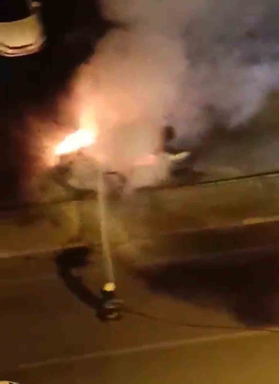 Kayseri’de park halindeki otomobil alev alev yandı