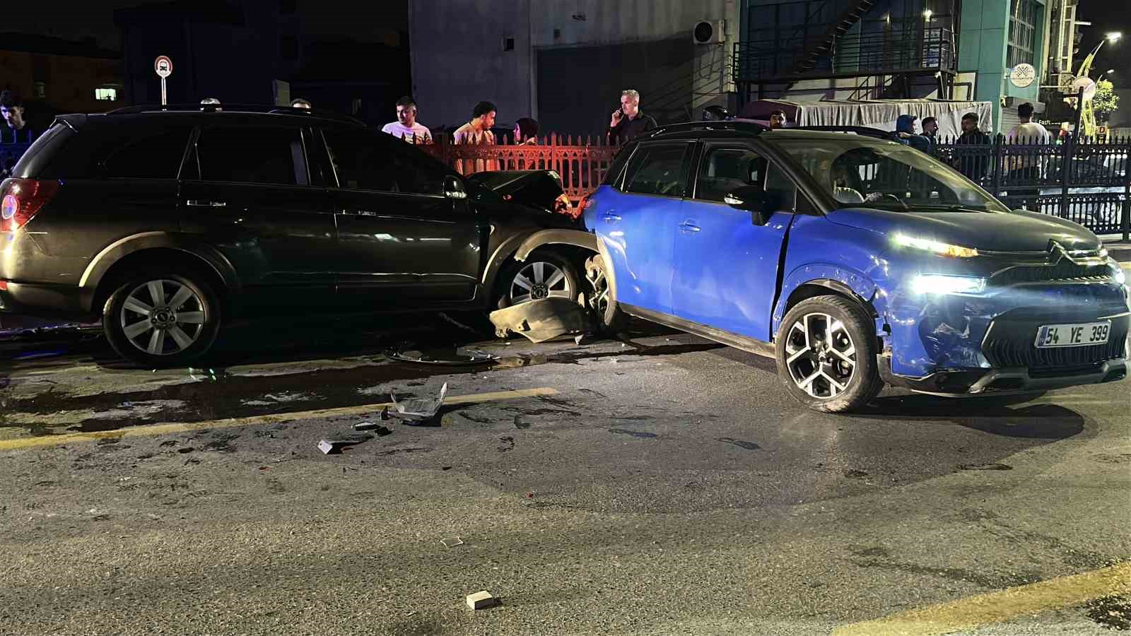 Gece saatlerinde 3 araçlık zincirleme kaza: 4 yaralı