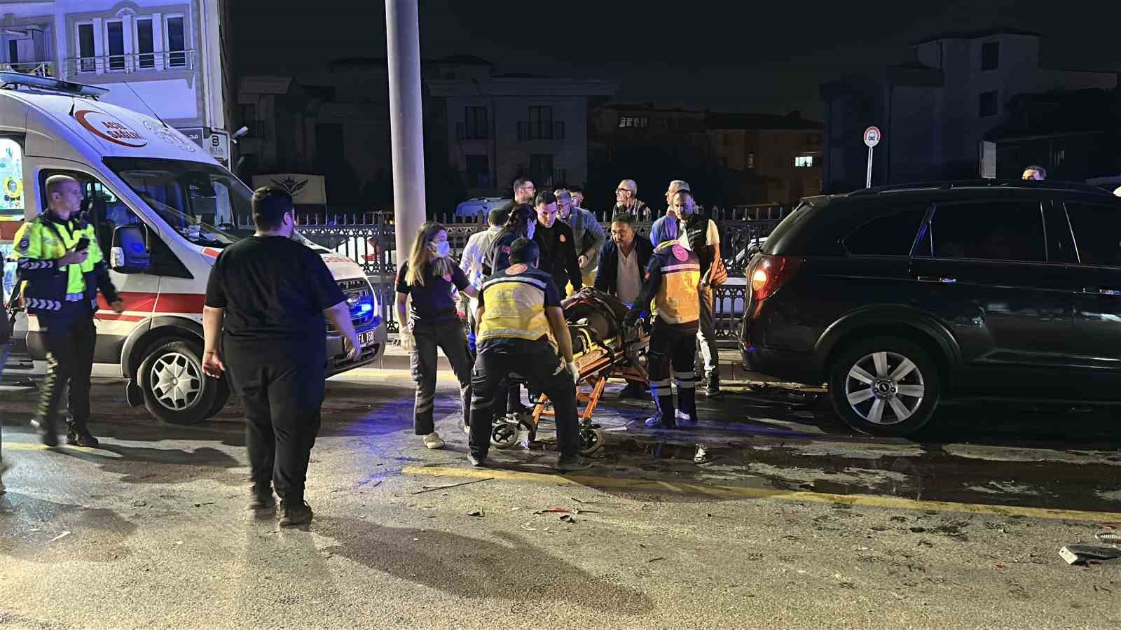 Gece saatlerinde 3 araçlık zincirleme kaza: 4 yaralı