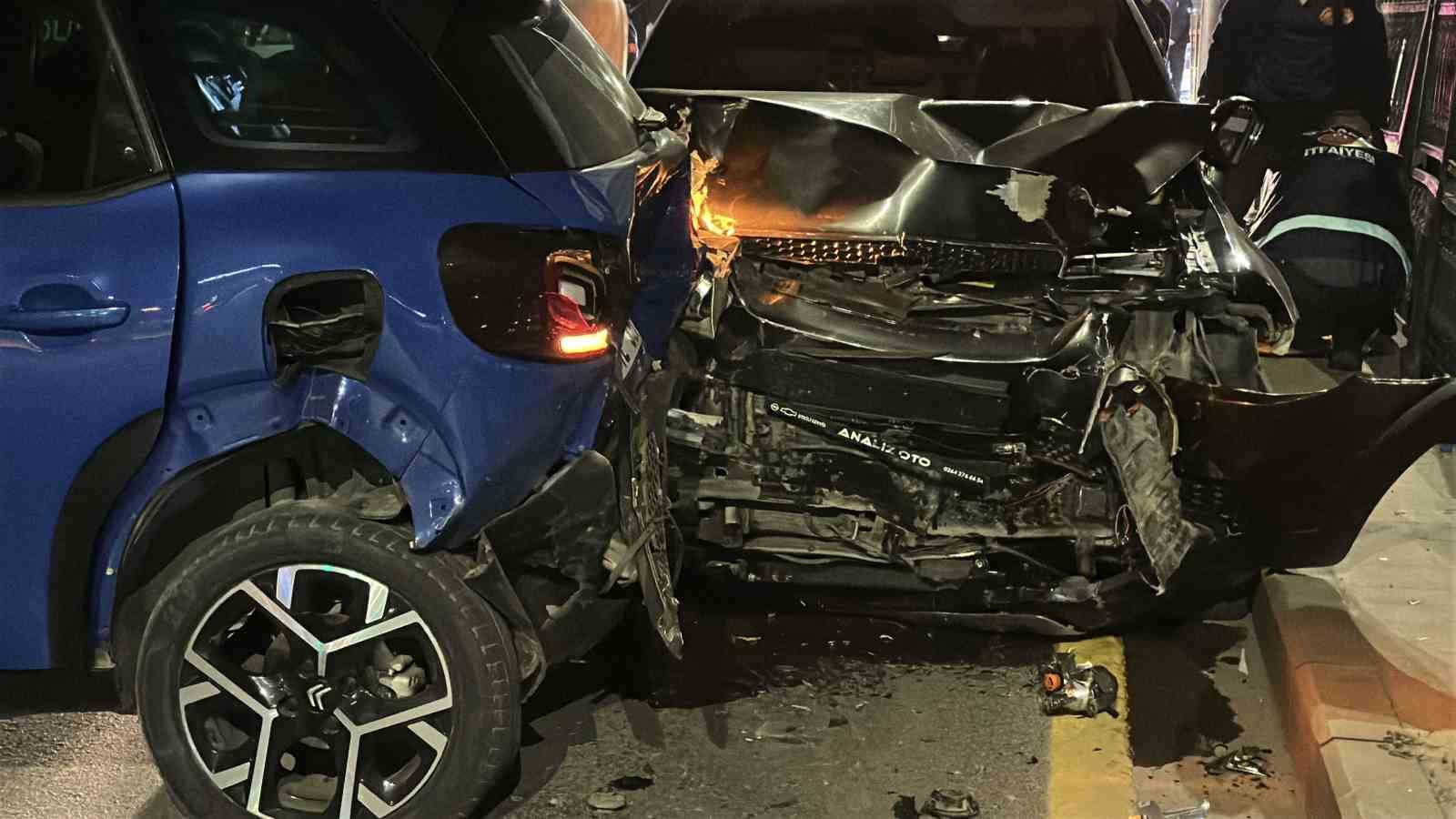Gece saatlerinde 3 araçlık zincirleme kaza: 4 yaralı