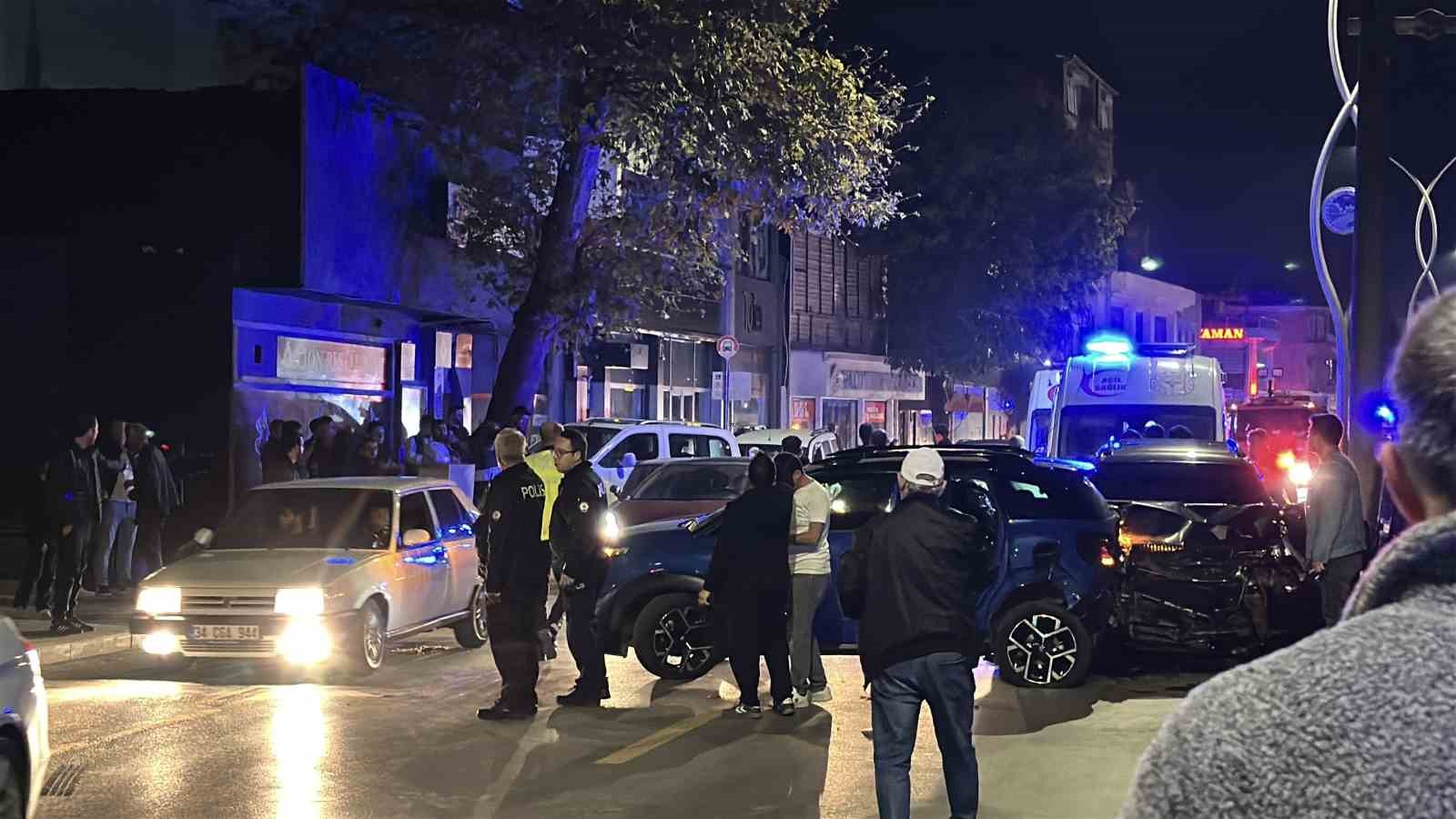 Gece saatlerinde 3 araçlık zincirleme kaza: 4 yaralı