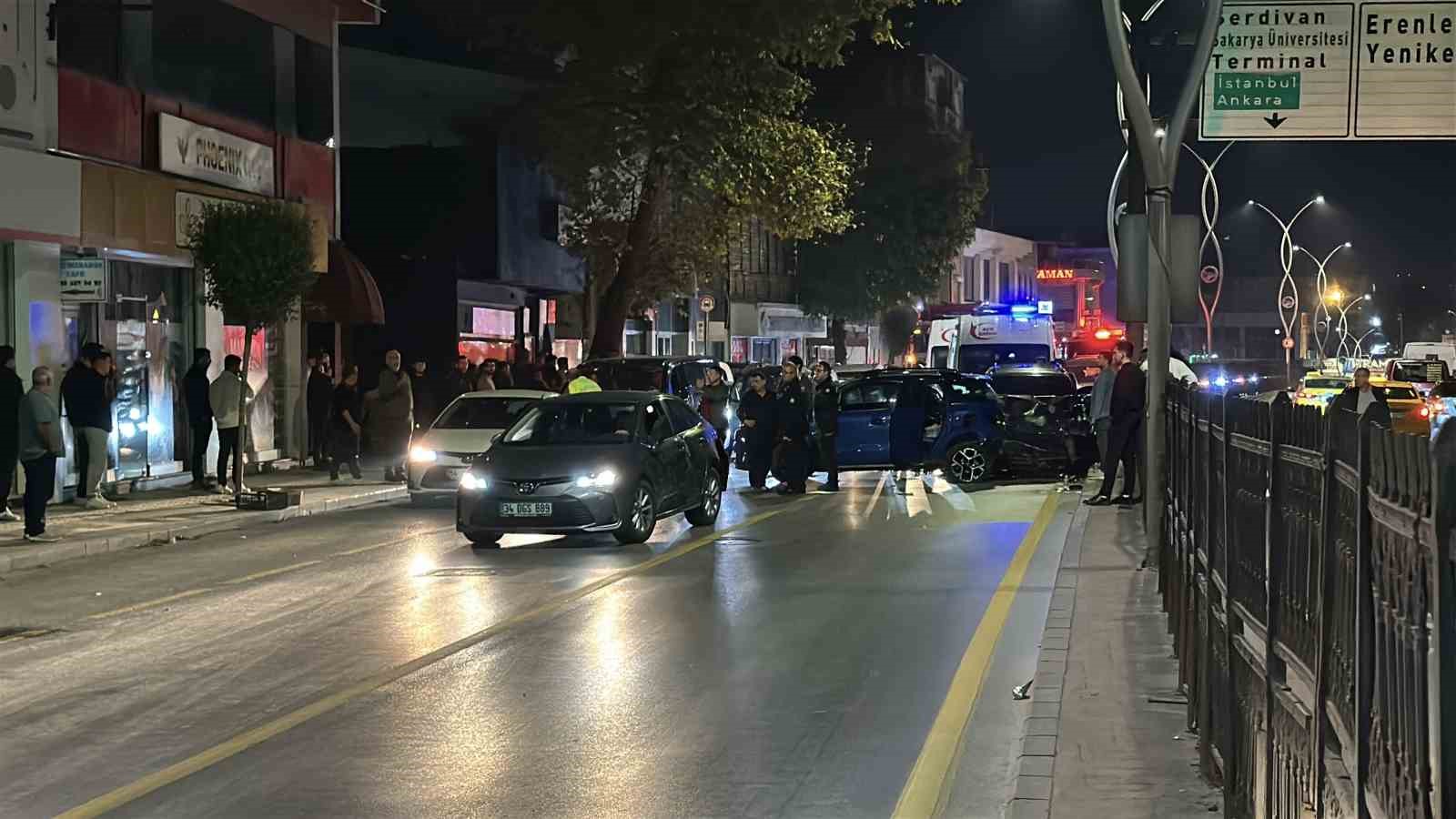 Gece saatlerinde 3 araçlık zincirleme kaza: 4 yaralı