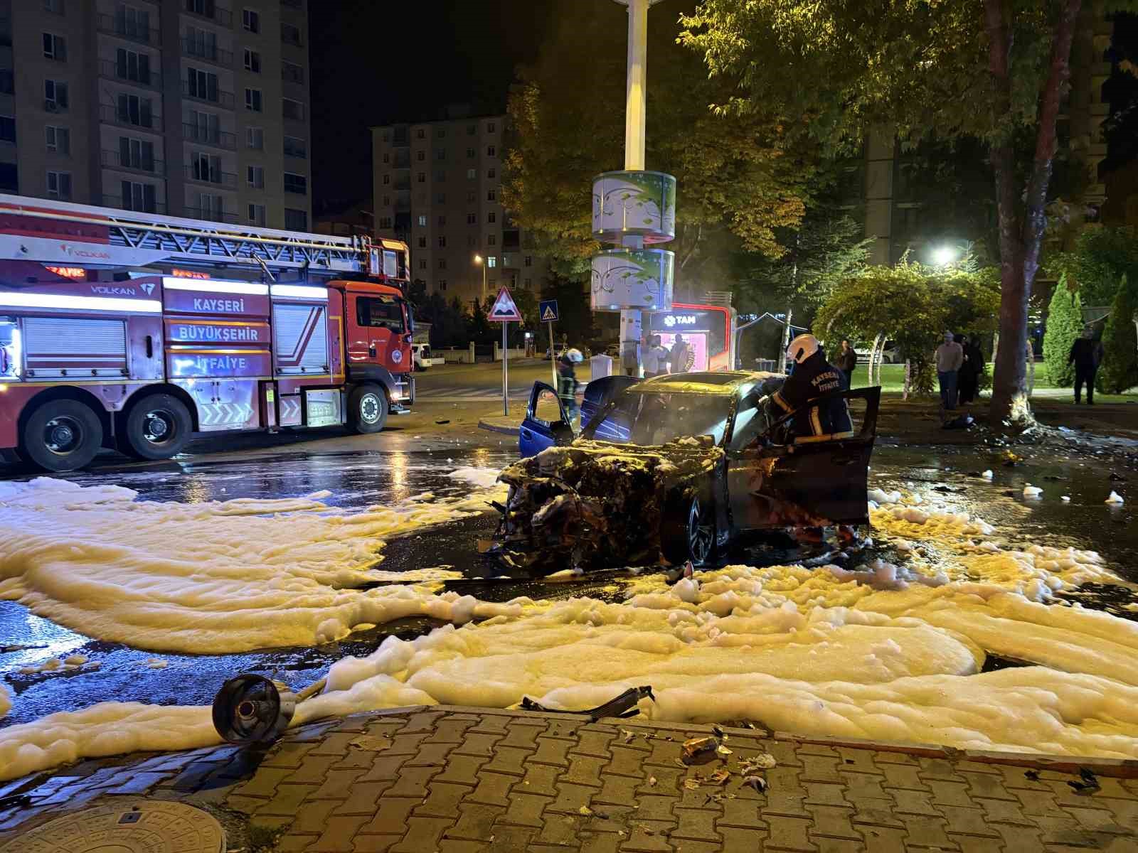 Kayseri’de park halindeki otomobile ve ağaca çarpan otomobil alev aldı: 1’i ağır, 2 yaralı
