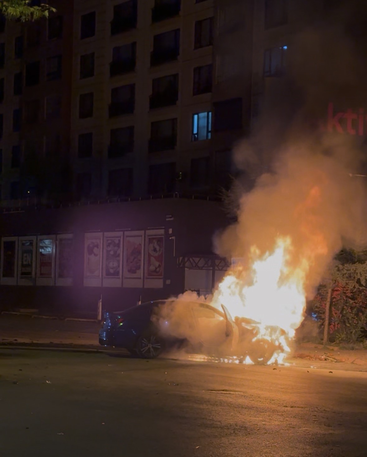 Kayseri’de park halindeki otomobile ve ağaca çarpan otomobil alev aldı: 1’i ağır, 2 yaralı