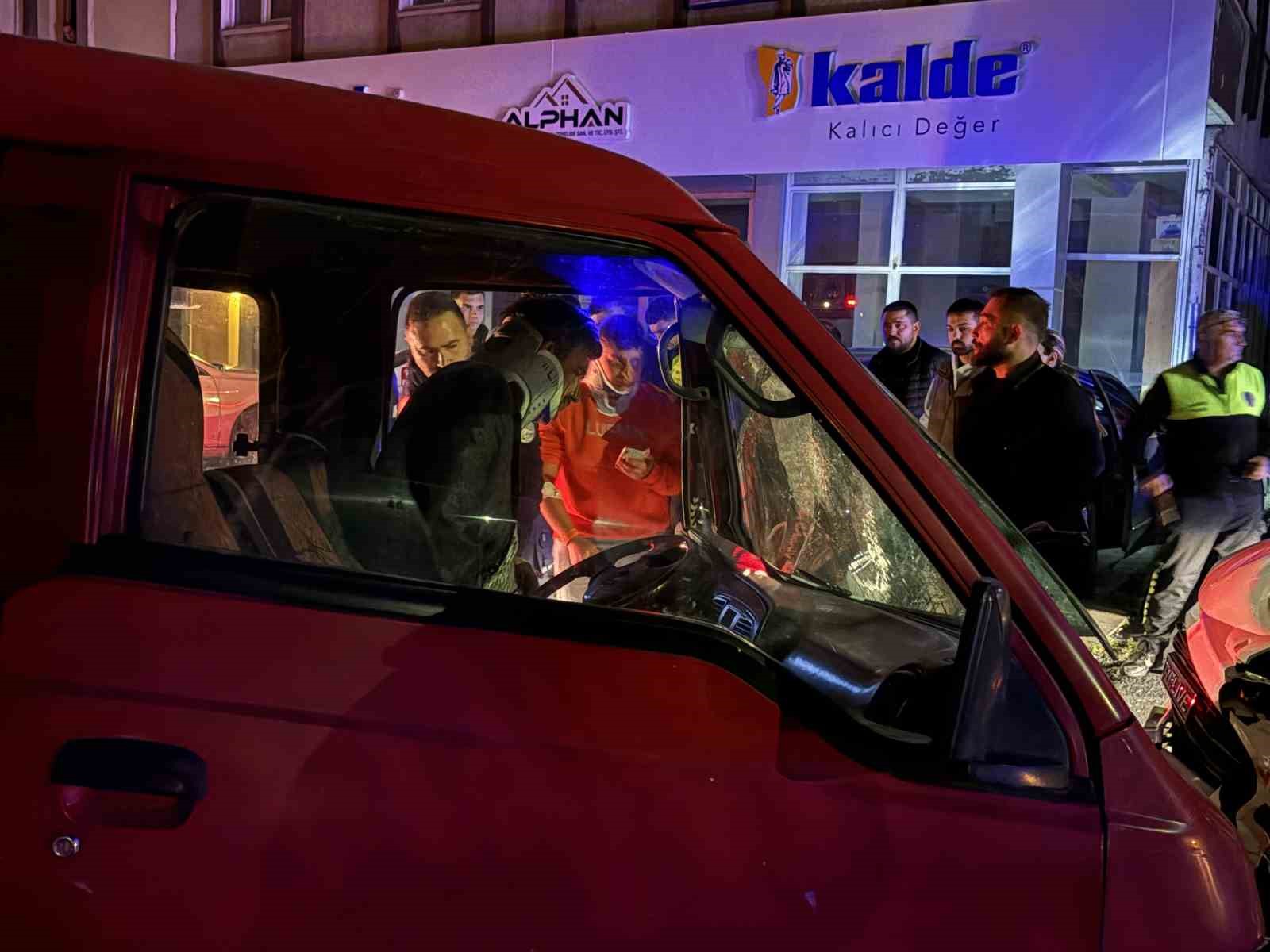 Pikapla kafa kafaya çarpışan kamyonet sürücüsü araçta sıkıştı: 2 yaralı