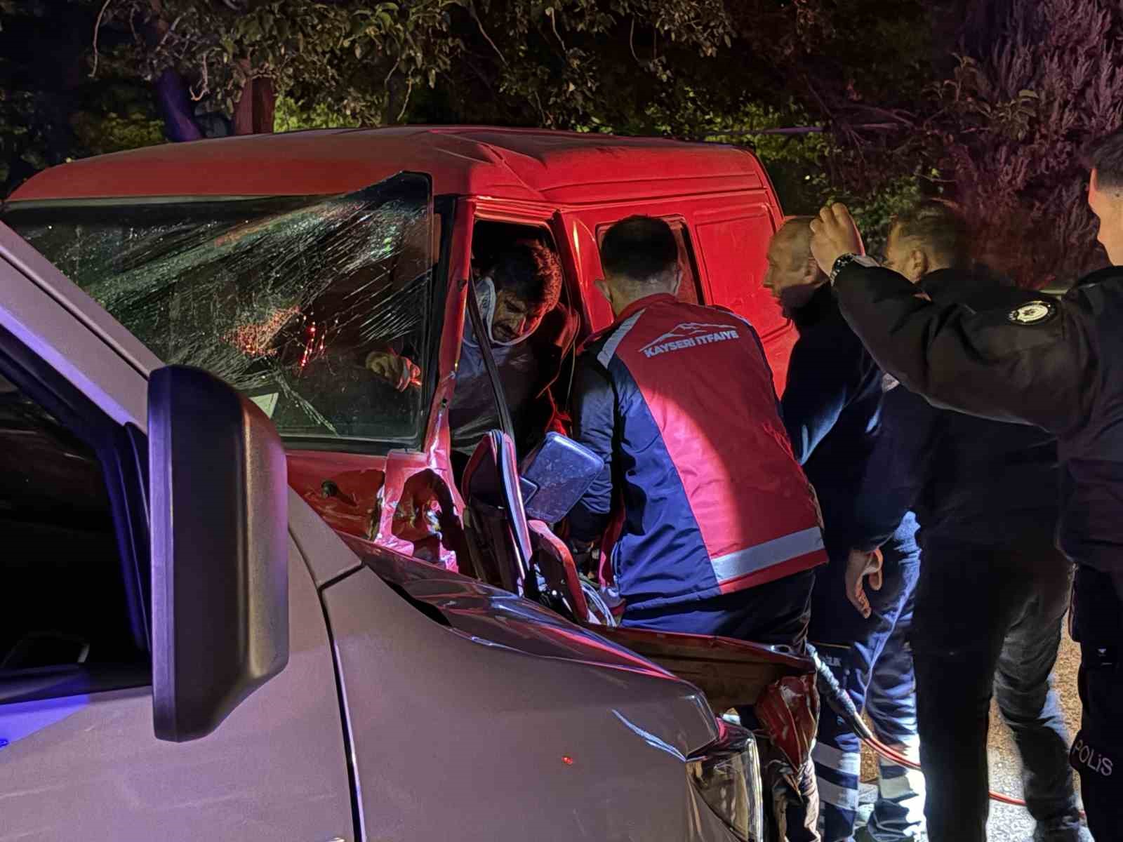 Pikapla kafa kafaya çarpışan kamyonet sürücüsü araçta sıkıştı: 2 yaralı