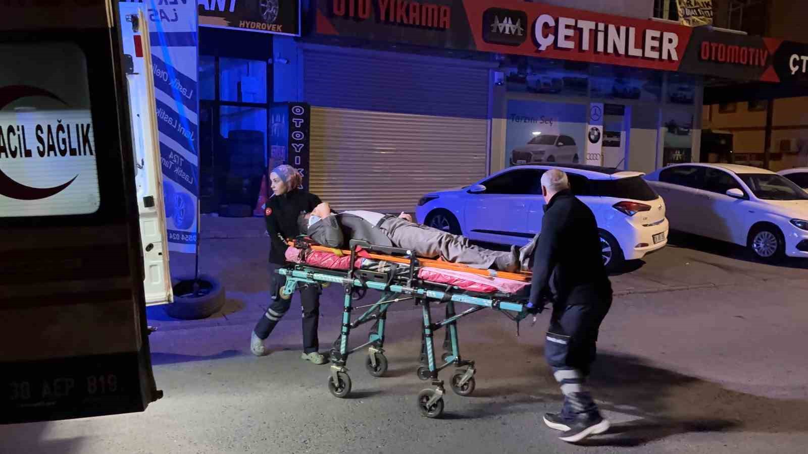 Pikapla kafa kafaya çarpışan kamyonet sürücüsü araçta sıkıştı: 2 yaralı