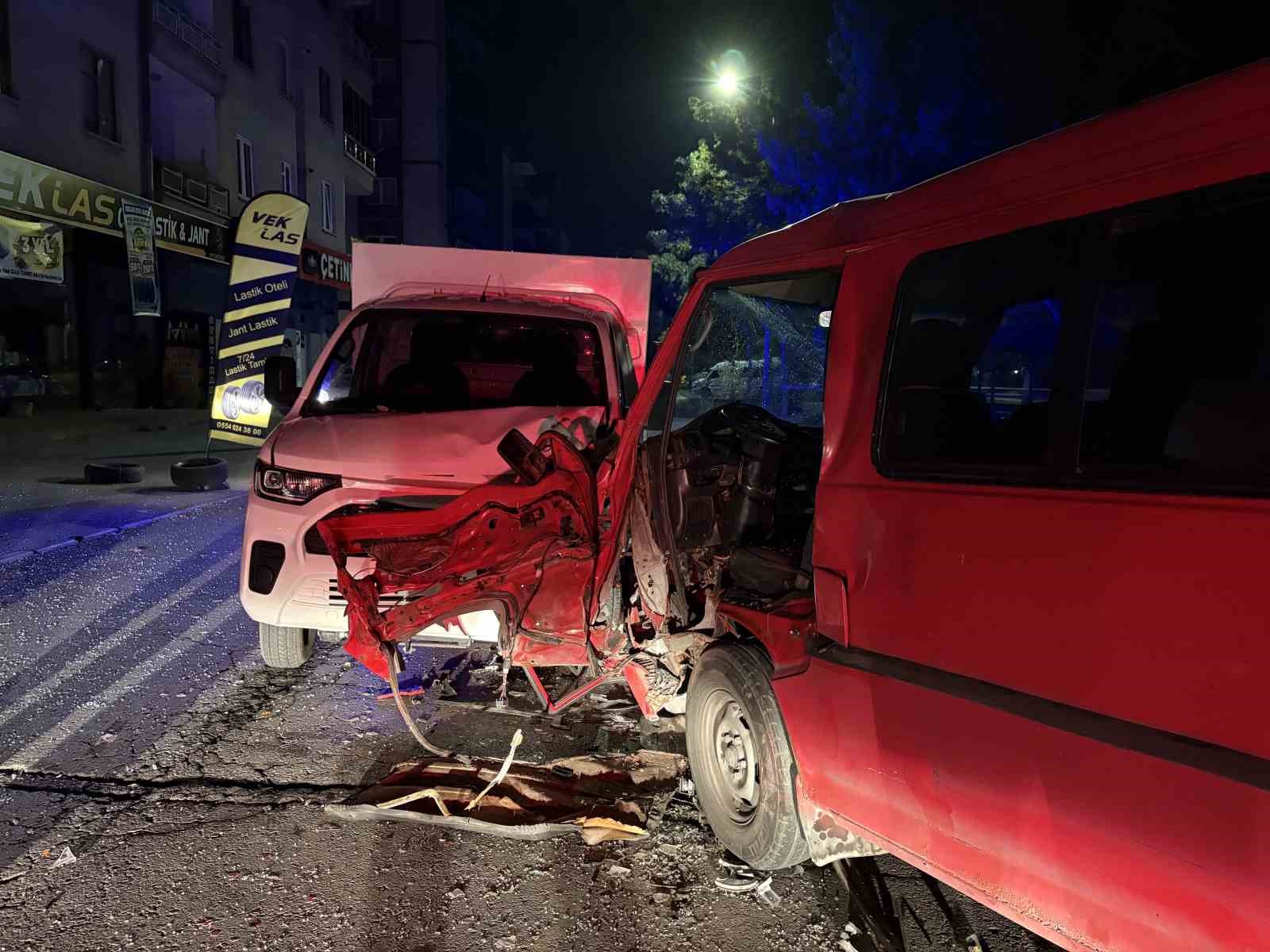 Pikapla kafa kafaya çarpışan kamyonet sürücüsü araçta sıkıştı: 2 yaralı