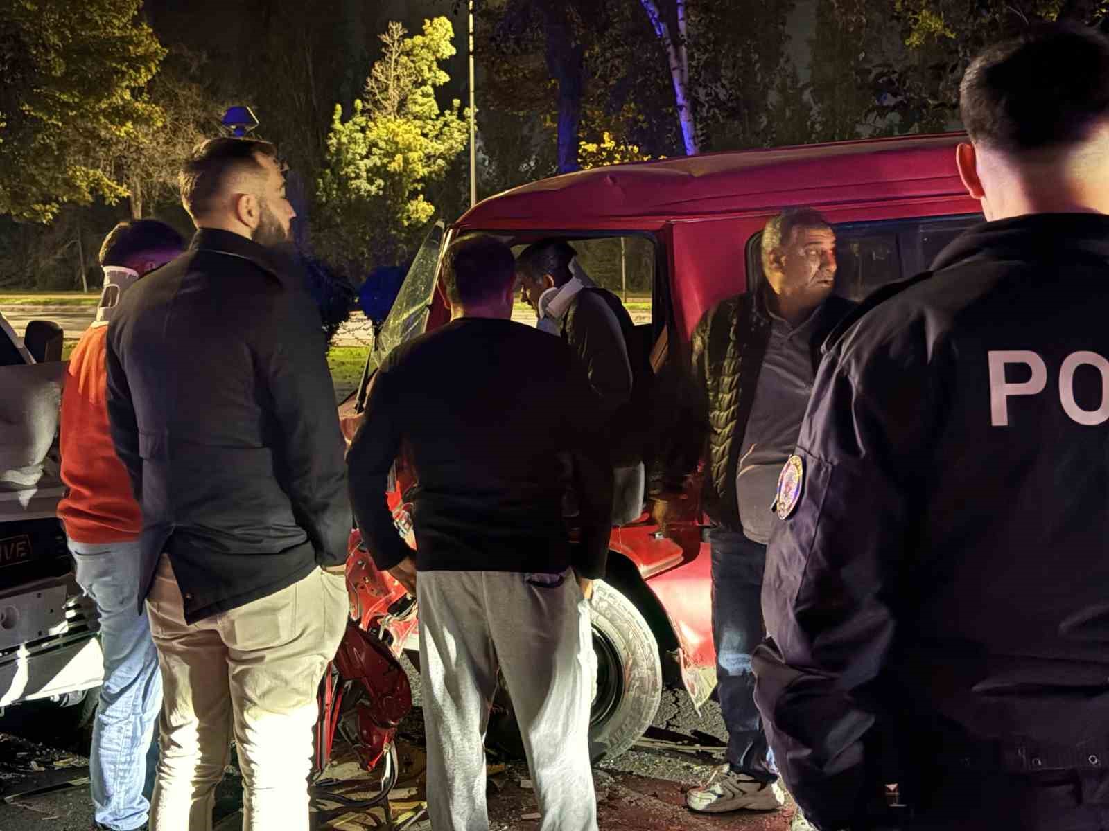 Pikapla kafa kafaya çarpışan kamyonet sürücüsü araçta sıkıştı: 2 yaralı
