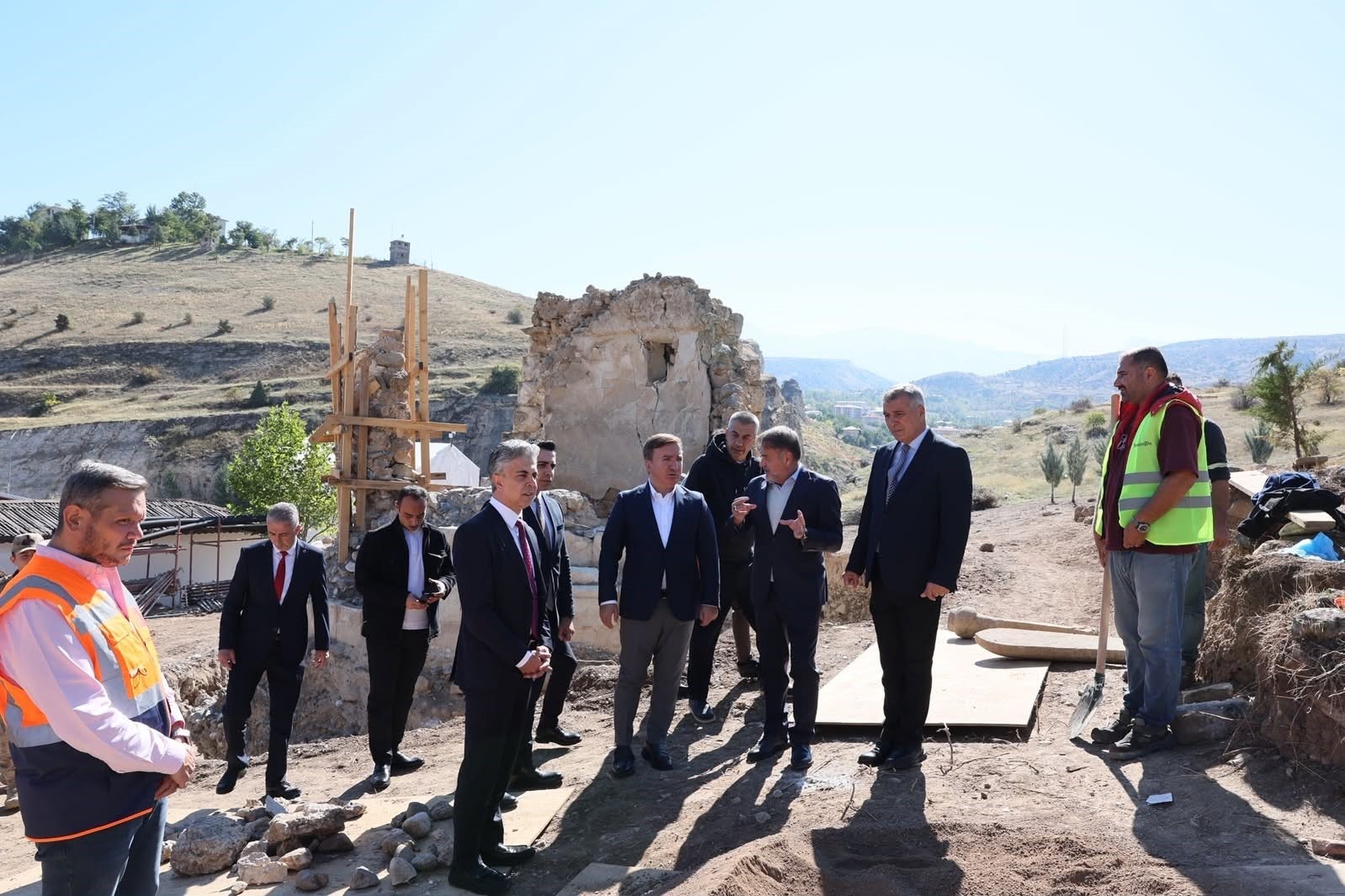 Kemah Sultan Melik Türbesi’ndeki restorasyon çalışmaları incelendi