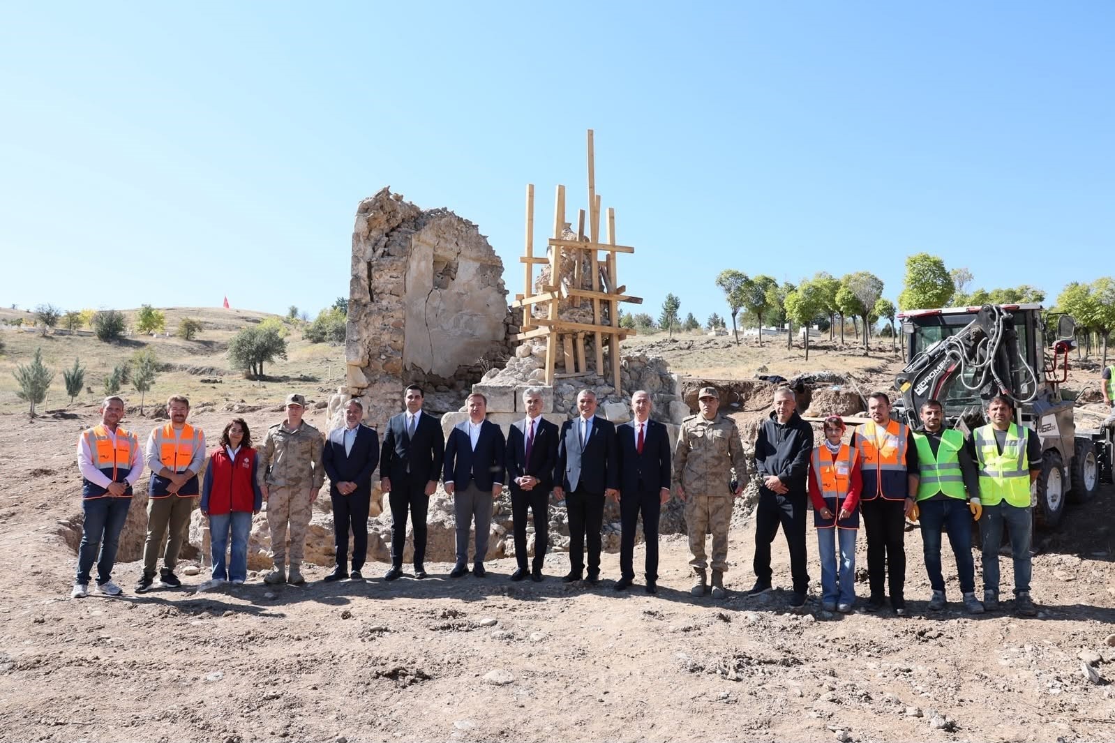 Kemah Sultan Melik Türbesi’ndeki restorasyon çalışmaları incelendi