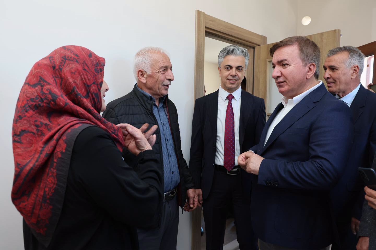 AFAD konutlarının anahtarları hak sahibi ailelere teslim edildi
